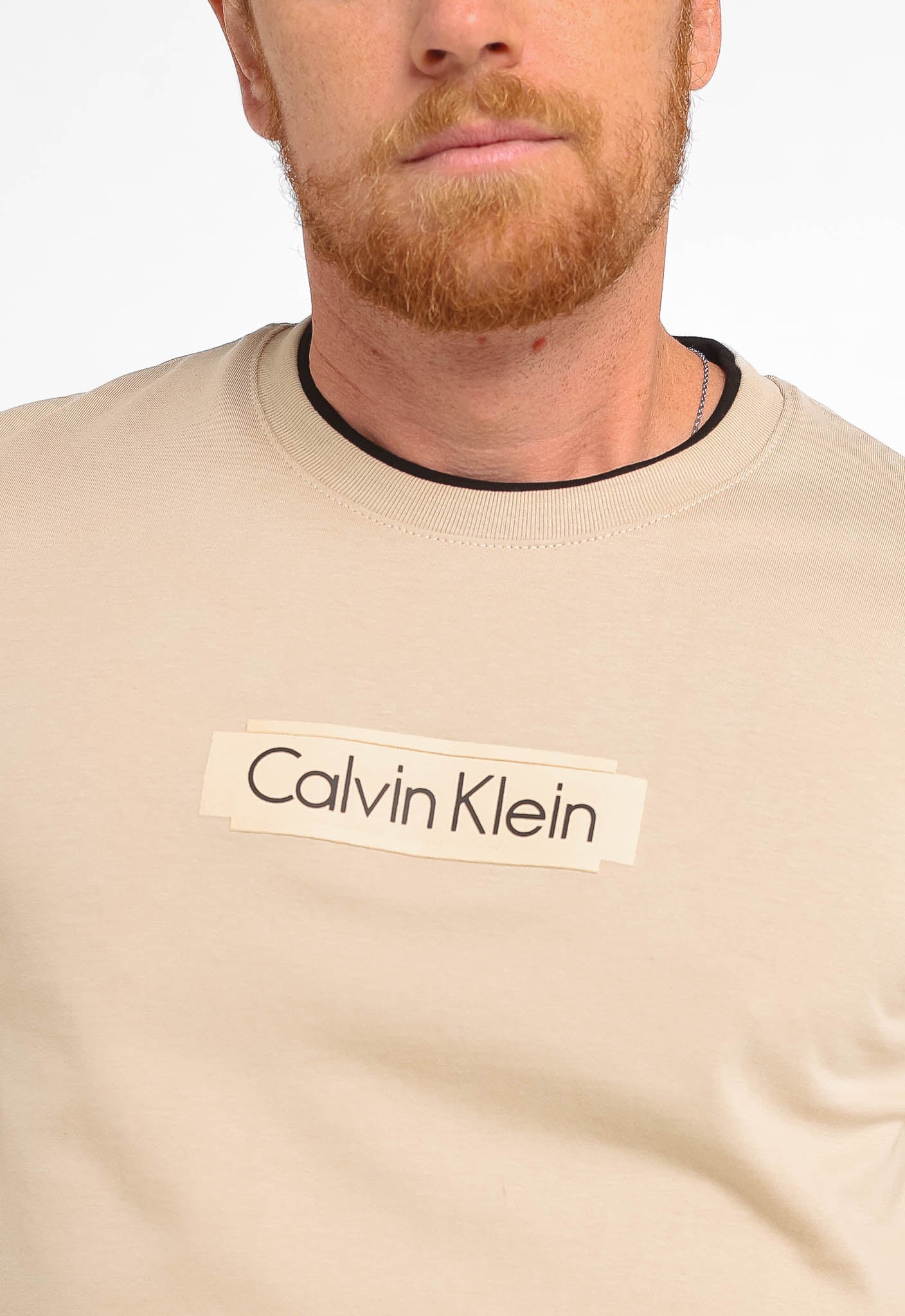 Camiseta Calvin Klein Logo Central Embossed - LIVE - Henri Store