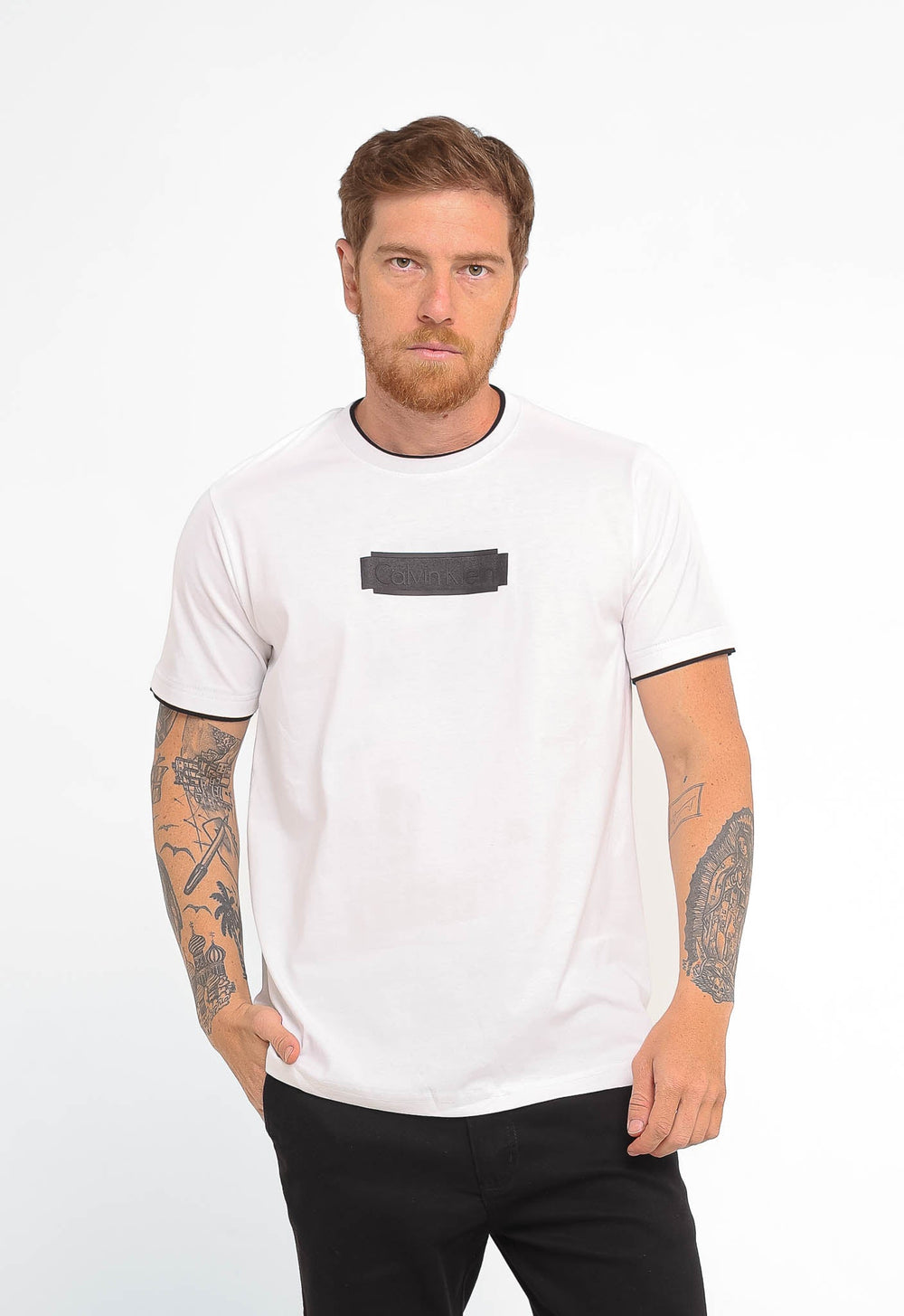 Camiseta Calvin Klein Logo Central Embossed - LIVE - Henri Store