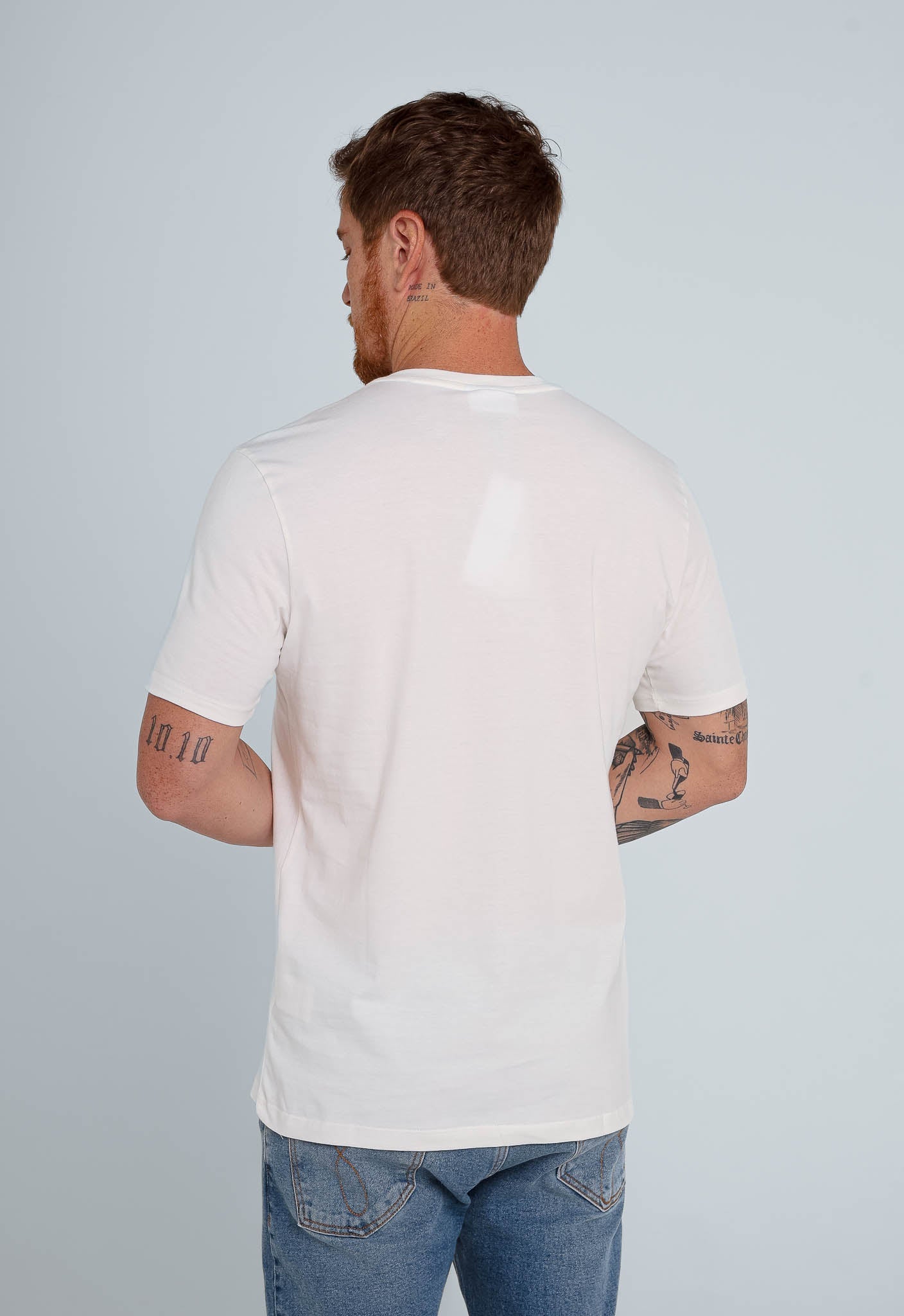 Camiseta Calvin Klein Logo Central Embossed - LIVE - Henri Store