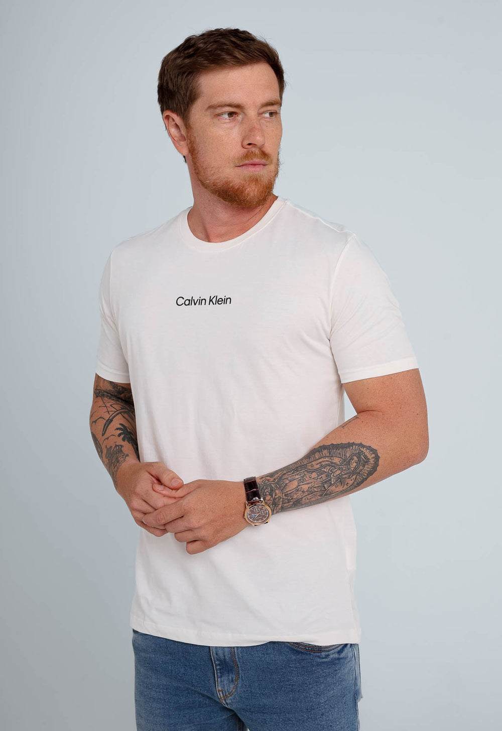 Camiseta Calvin Klein Logo Central Embossed - LIVE - Henri Store