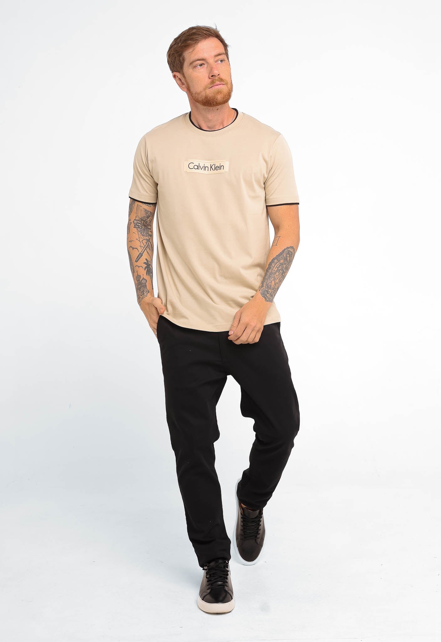 Camiseta Calvin Klein Logo Central Embossed - LIVE - Henri Store