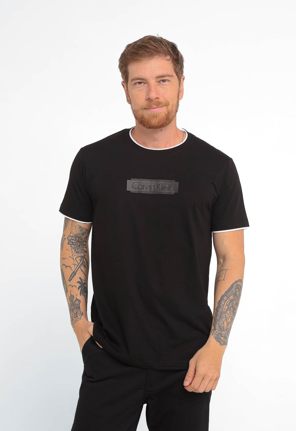 Camiseta Calvin Klein Logo Central Embossed - LIVE - Henri Store