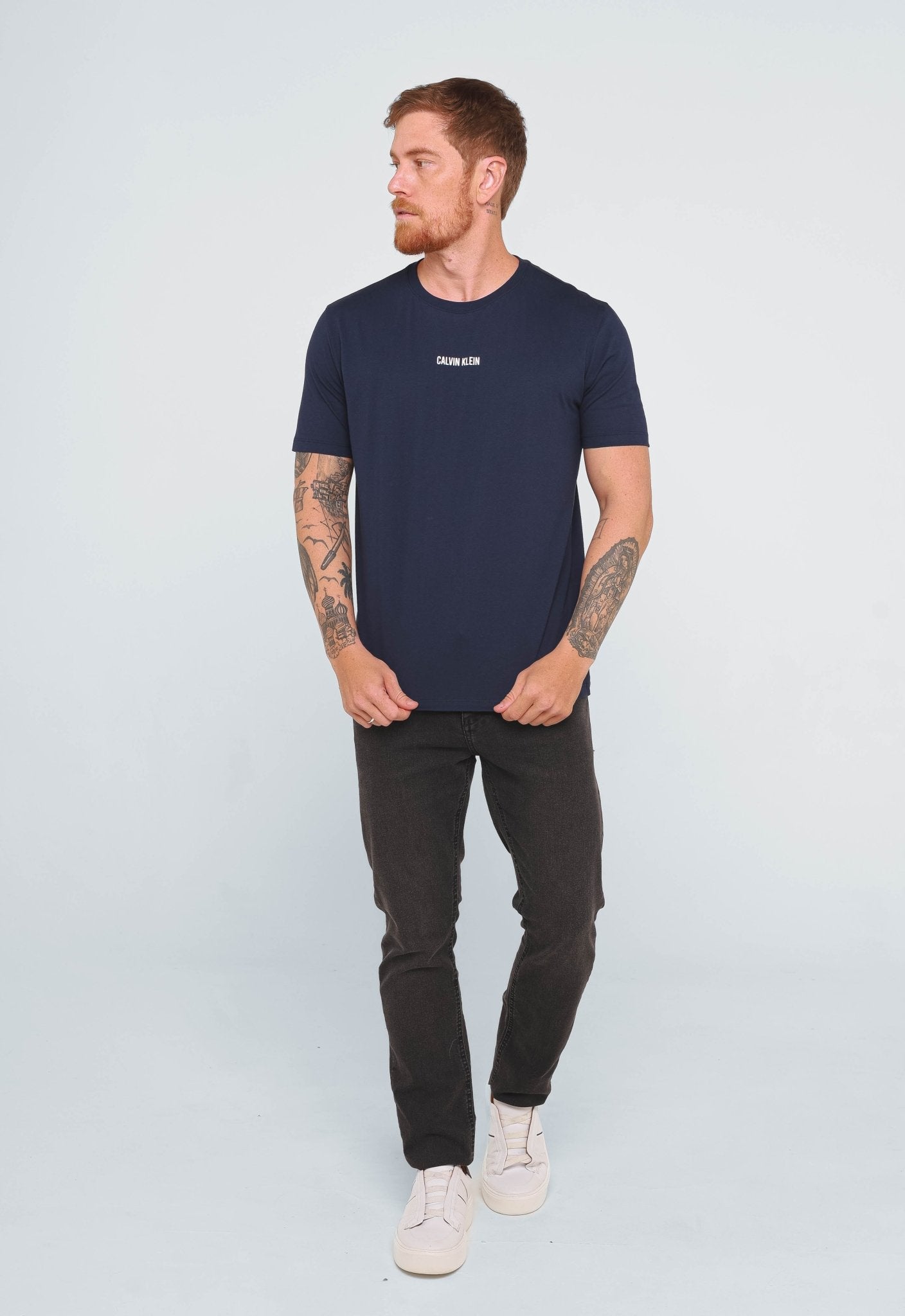 Camiseta Calvin Klein Logo Central Embossed - LIVE - Henri Store