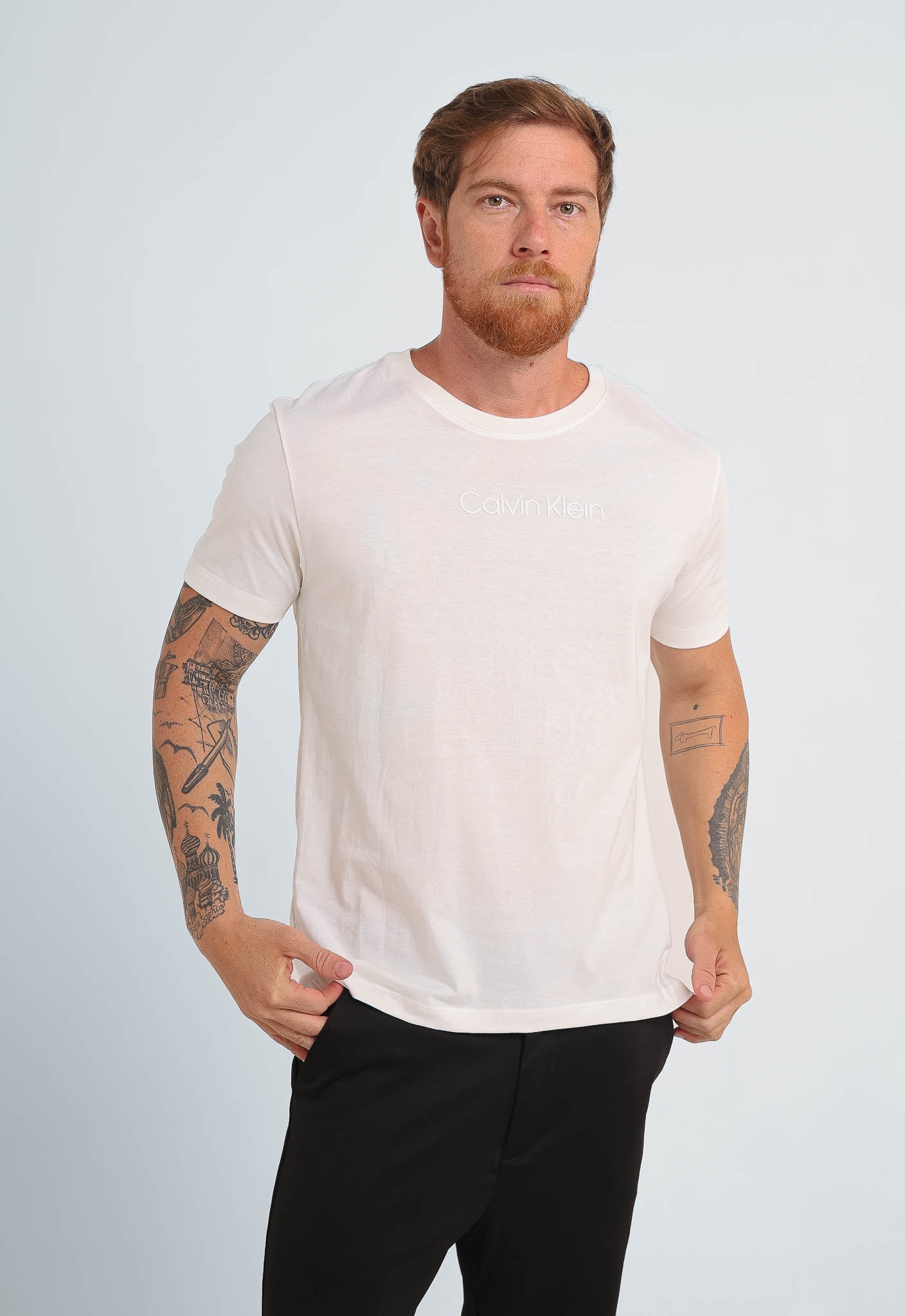 Camiseta Calvin Klein Logo Central Embossed - Henri Store