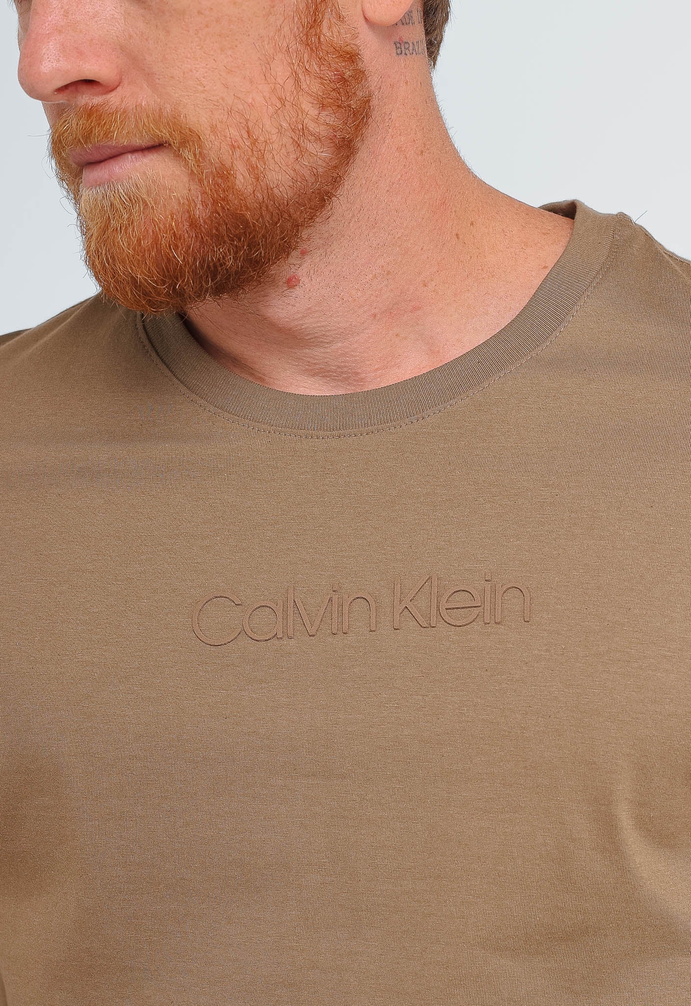 Camiseta Calvin Klein Logo Central Embossed - Henri Store