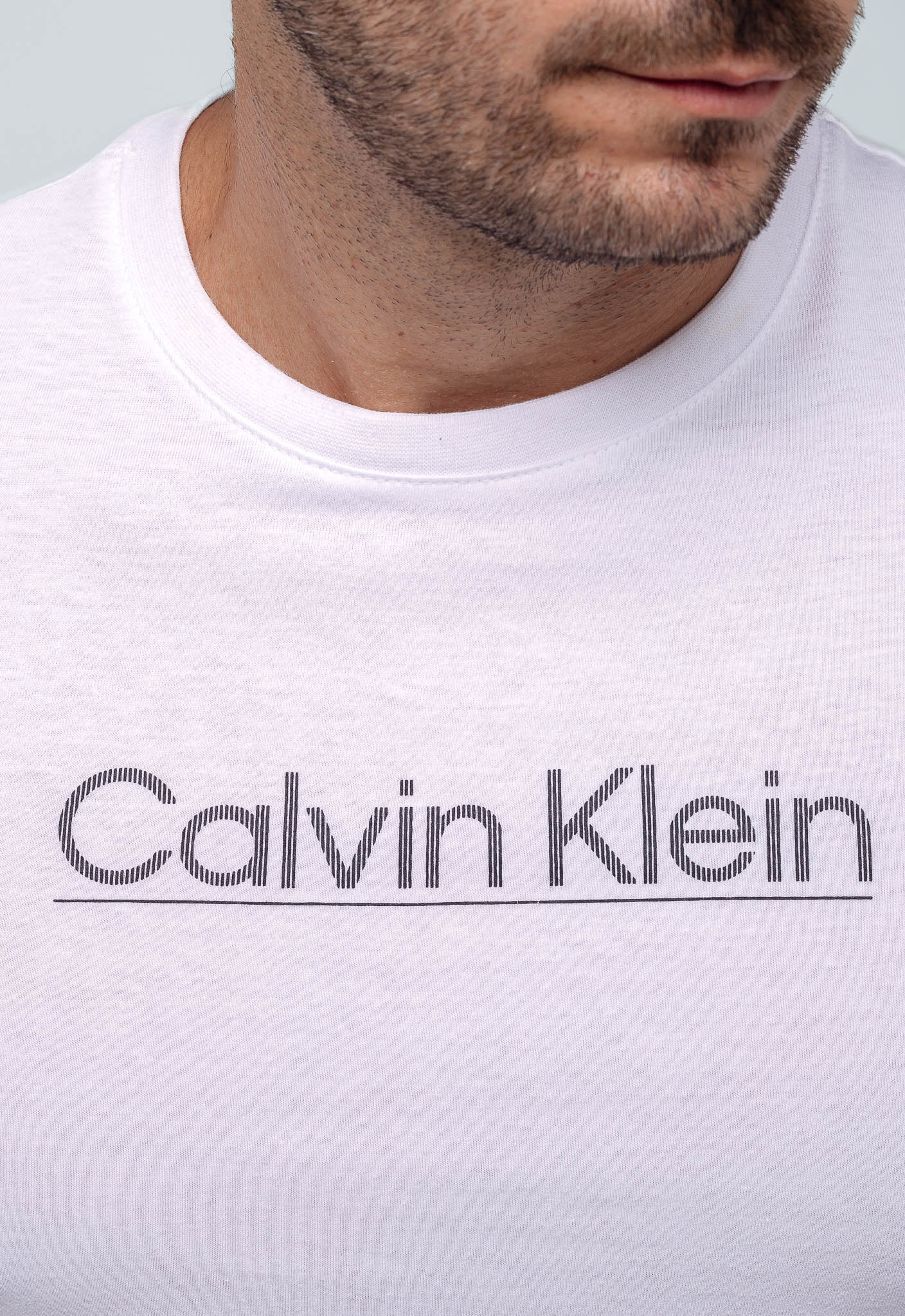Camiseta Calvin Klein Logo Central - LIVE - Henri Store