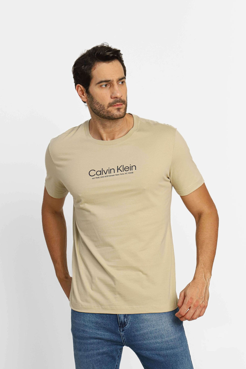 Camiseta Calvin Klein Logo Est. 1968 Cáqui - Henri Store