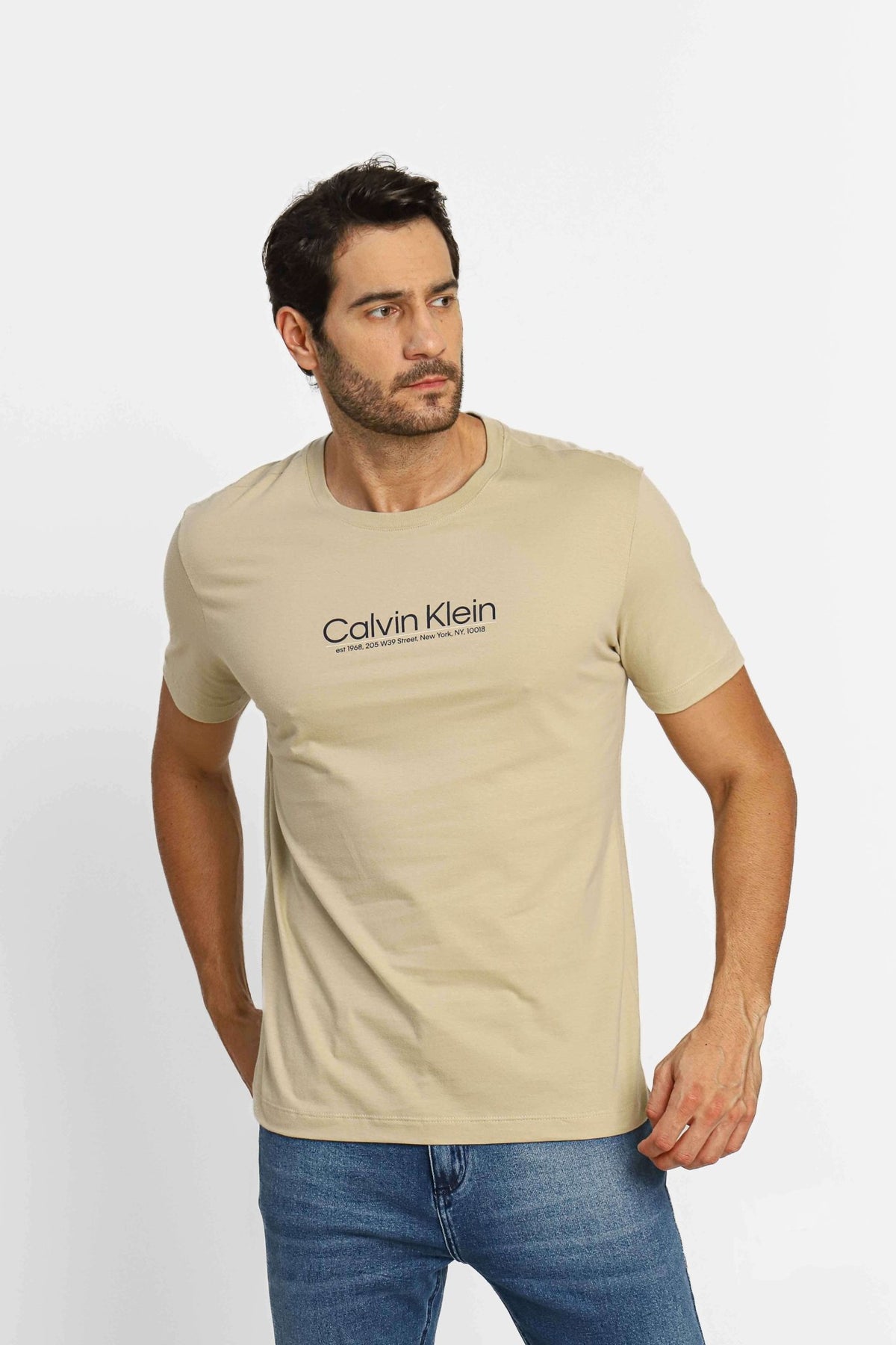 Camiseta Calvin Klein Logo Est. 1968 Cáqui - Henri Store