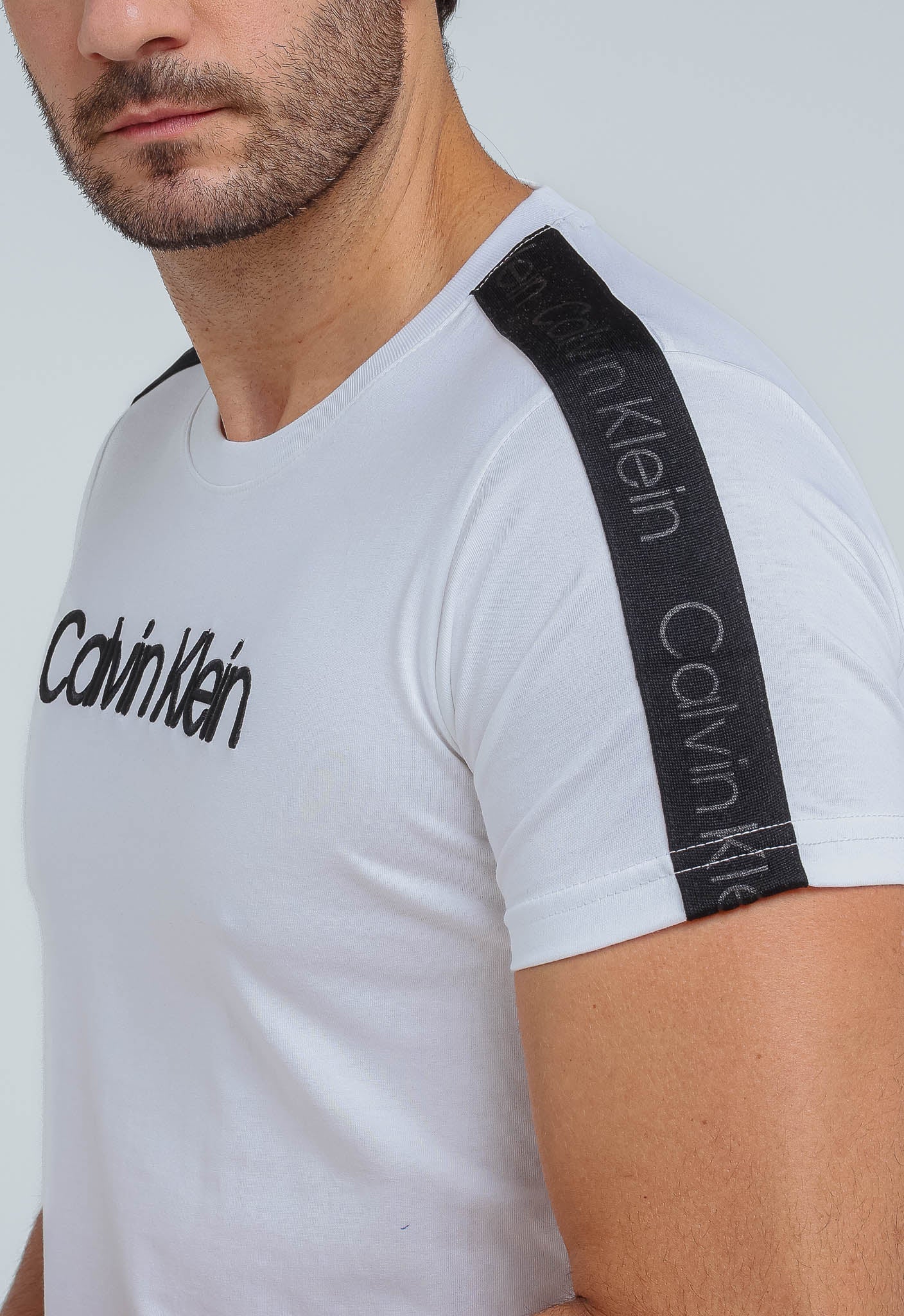 Camiseta Calvin Klein Logo Manga - Henri Store