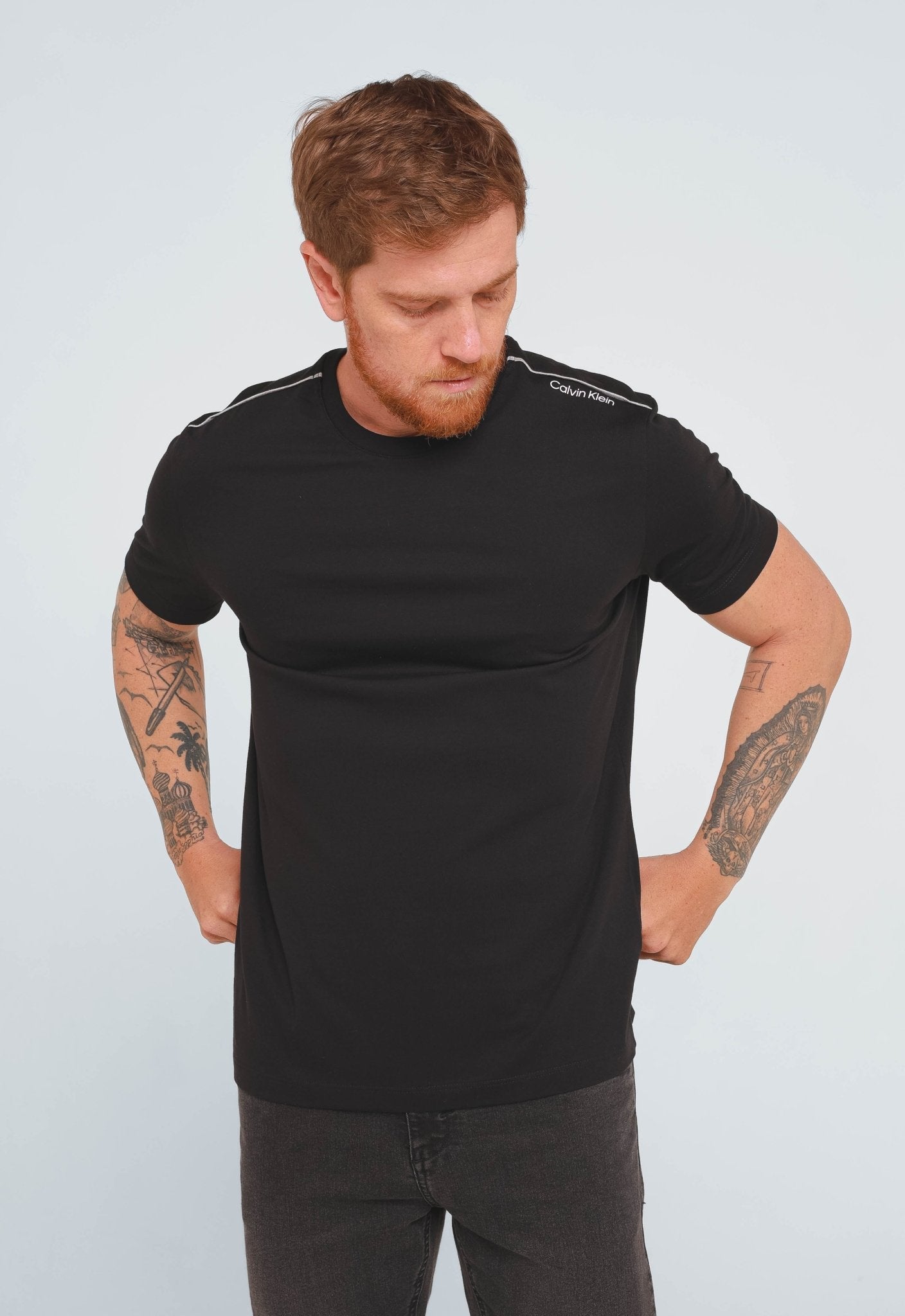 Camiseta Calvin Klein Logo Ombro - Henri Store