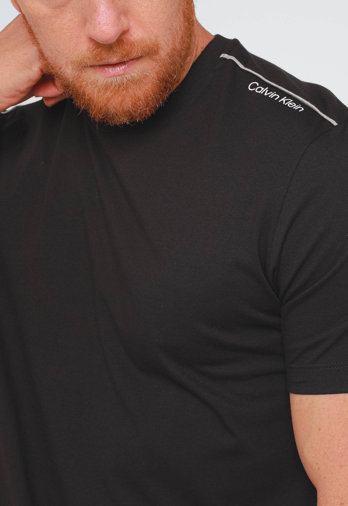 Camiseta Calvin Klein Logo Ombro - Henri Store