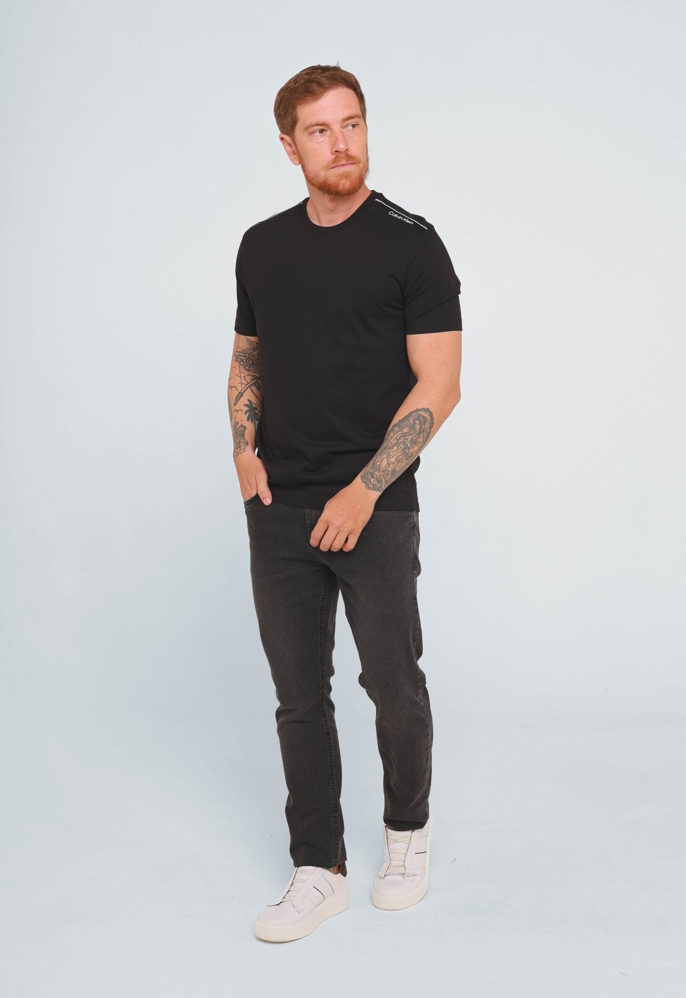 Camiseta Calvin Klein Logo Ombro - Henri Store