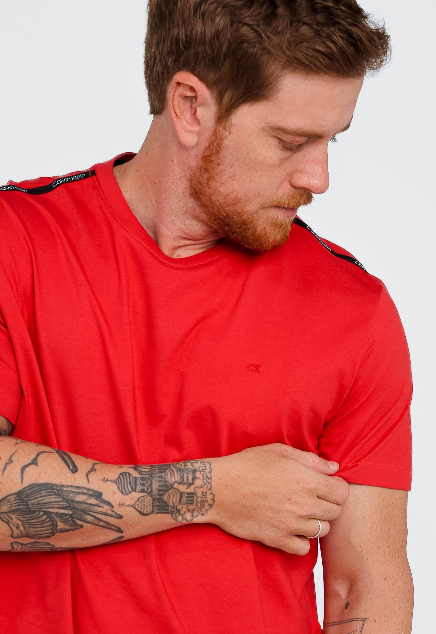 Camiseta Calvin Klein Logo Ombros Vermelho - Henri Store