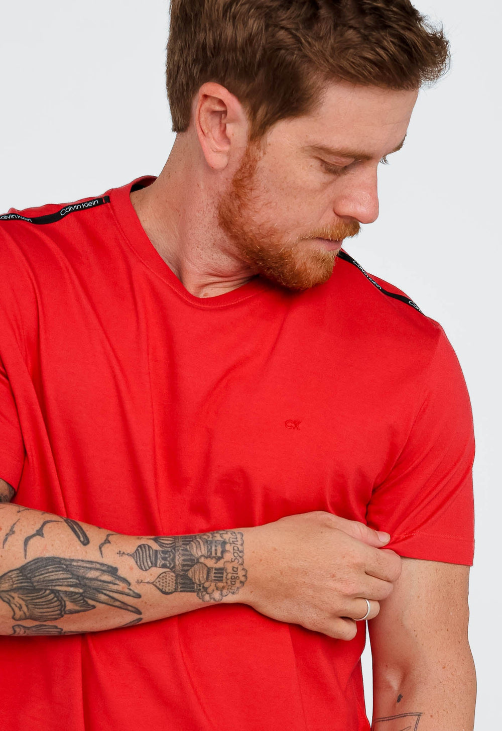 Camiseta Calvin Klein Logo Ombros Vermelho - Henri Store