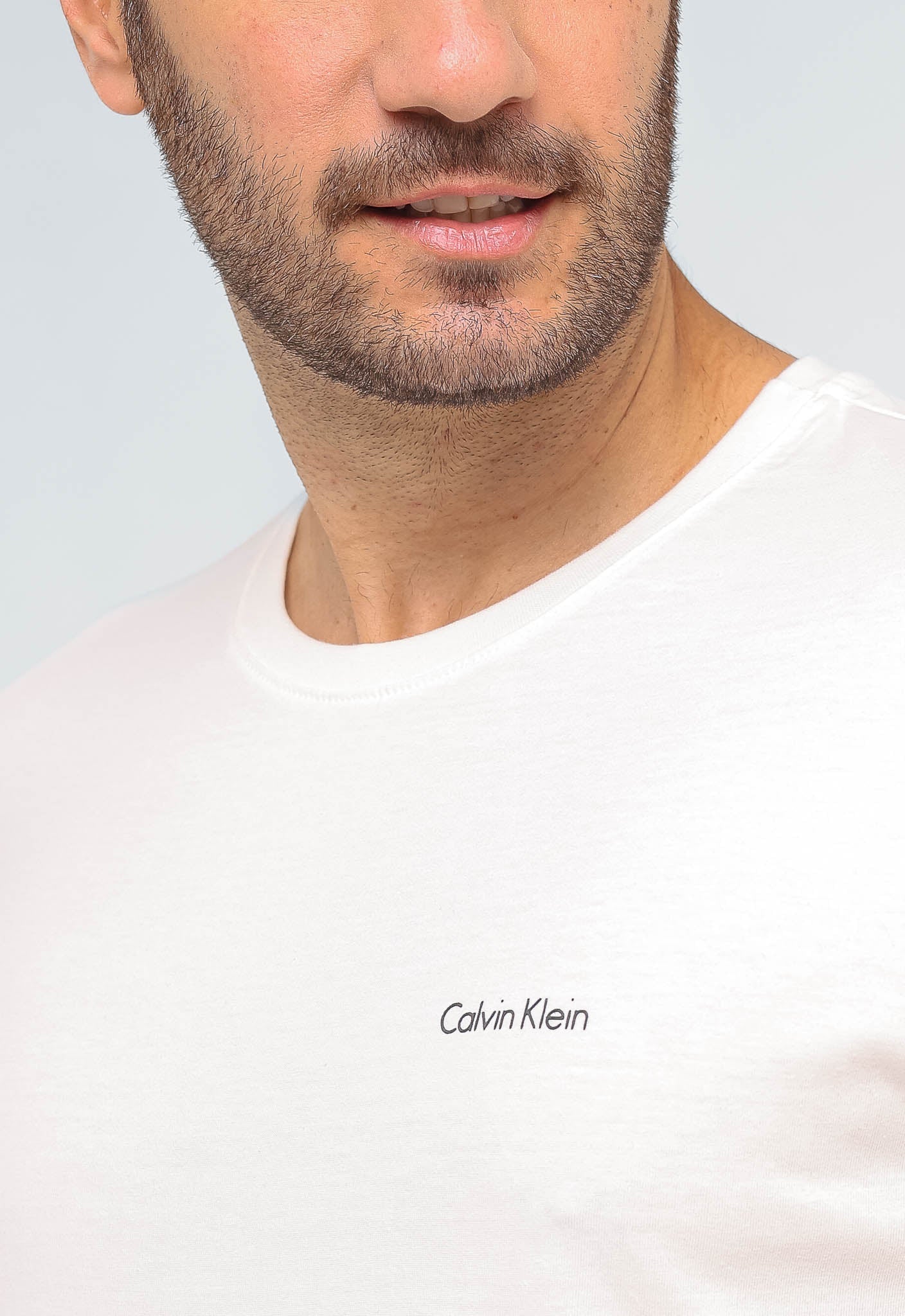 Camiseta Calvin Klein Logo Peito Embossed - Henri Store