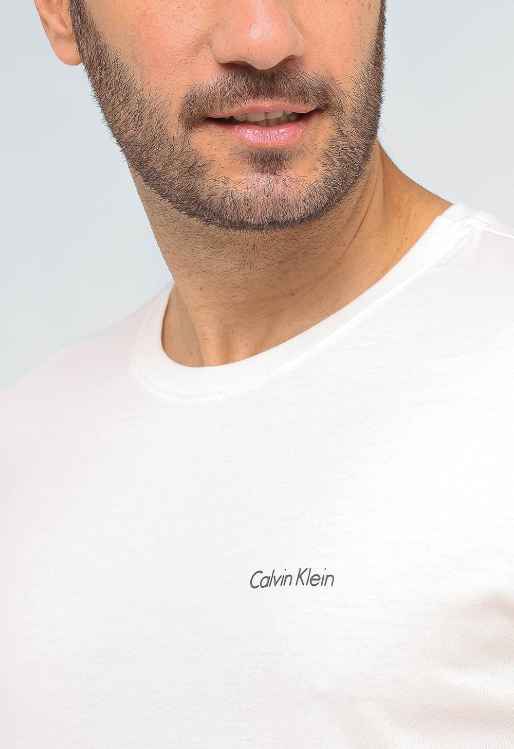 Camiseta Calvin Klein Logo Peito Embossed - Henri Store