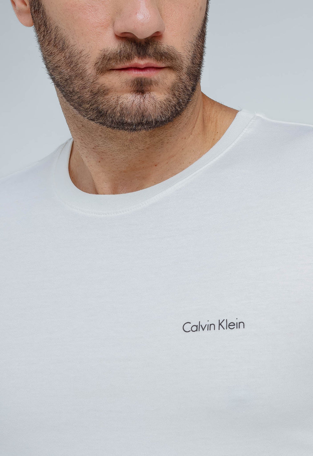 Camiseta Calvin Klein Logo Peito Embossed - Henri Store