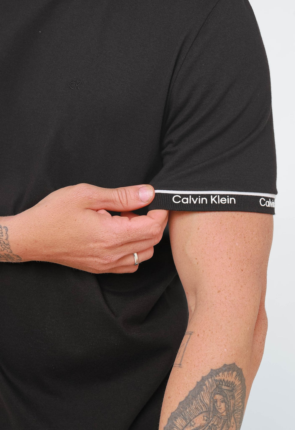 Camiseta Calvin Klein Logo Punho C/ Listras - Henri Store