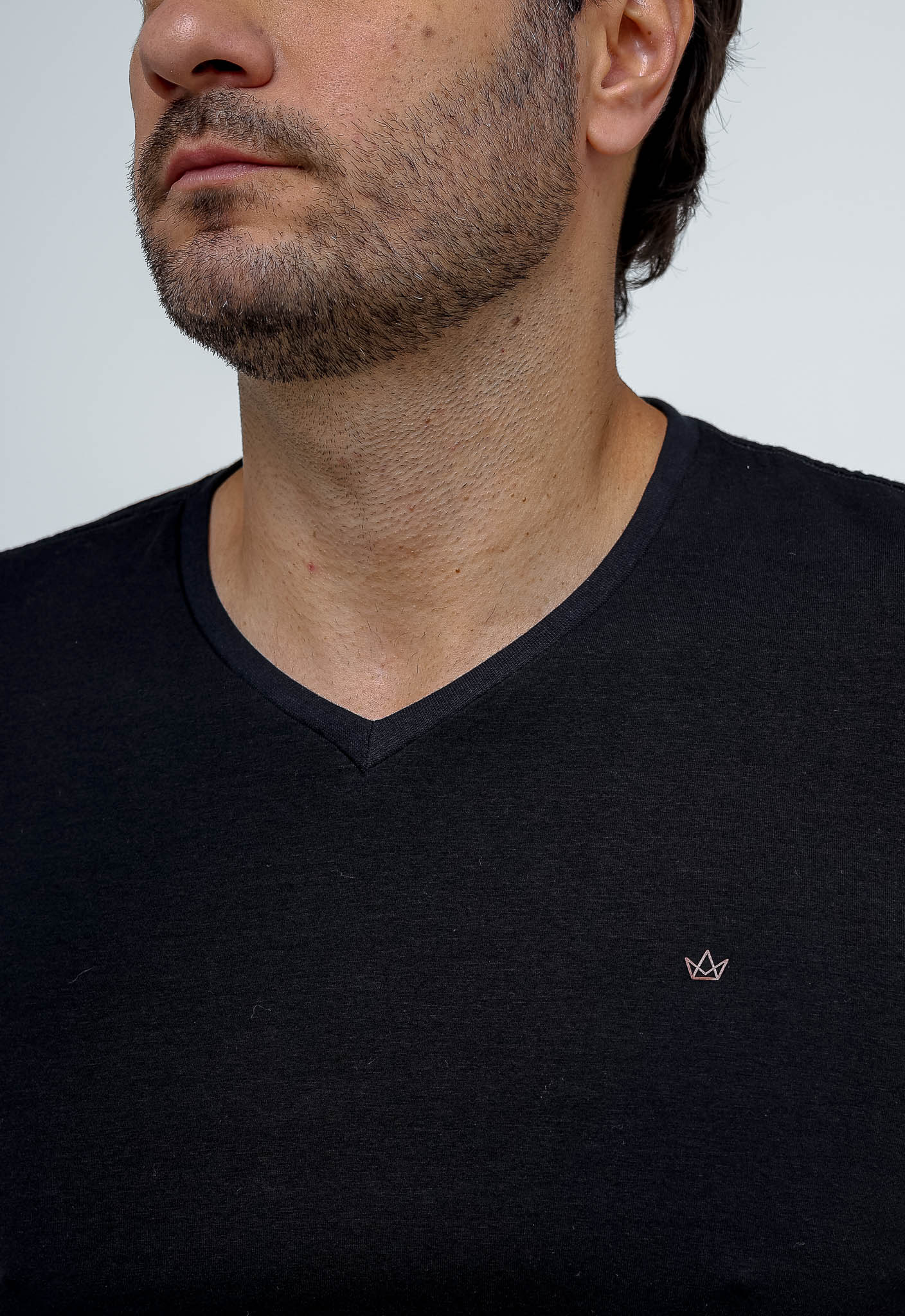 Camiseta Dom Henrico Gola V Essential - Henri Store