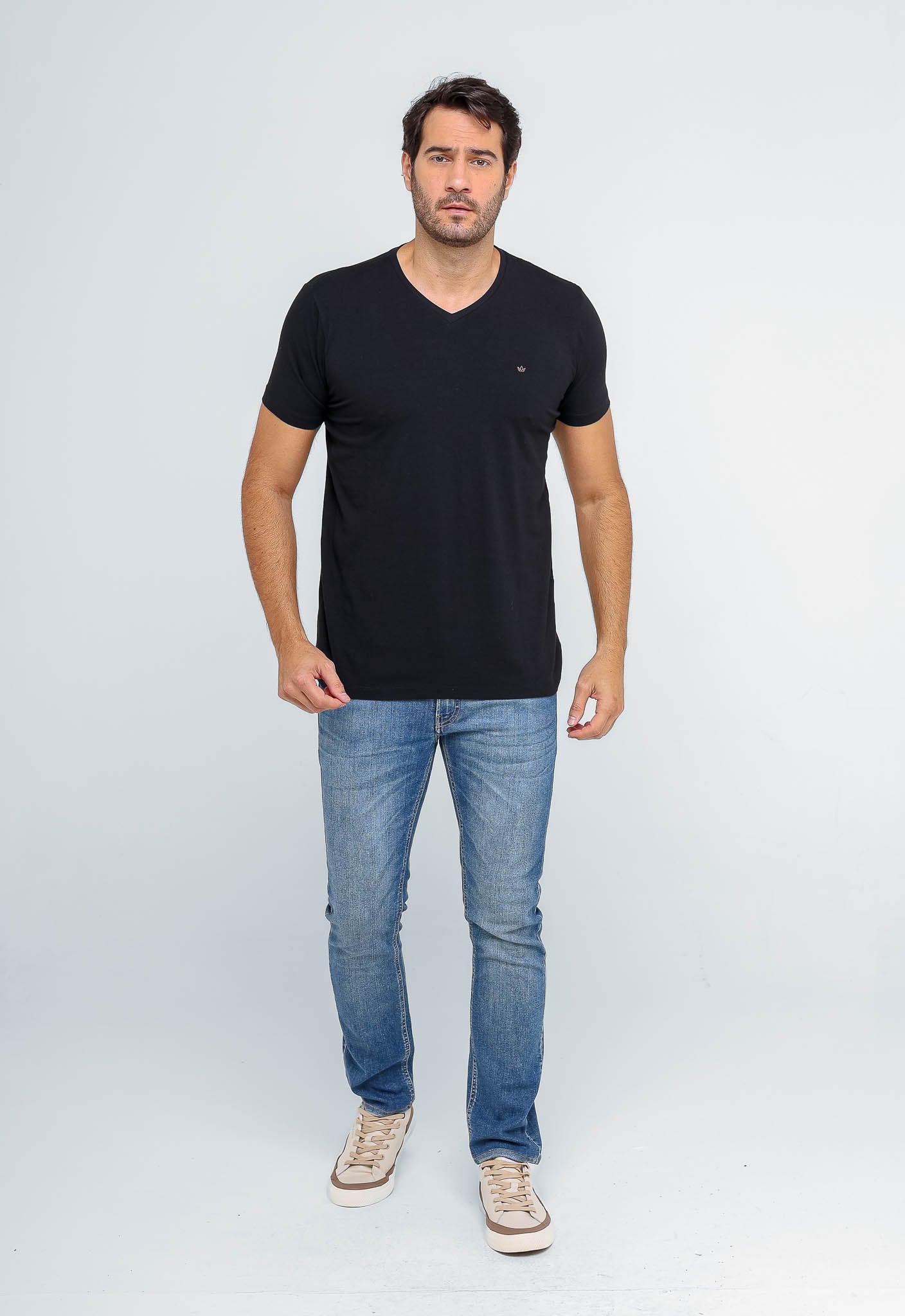 Camiseta Dom Henrico Gola V Essential - Henri Store