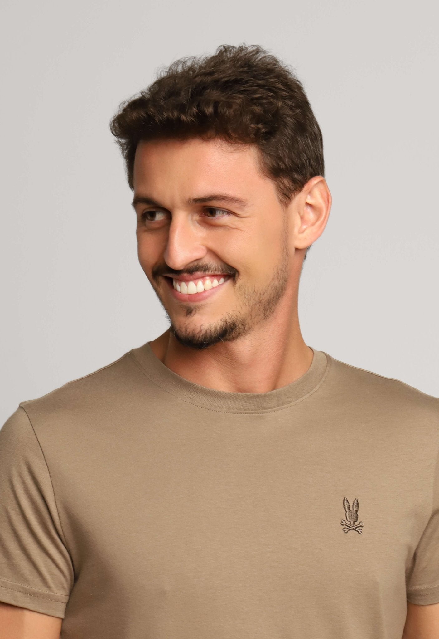 Camiseta Psycho Bunny Pima Logo Peito Cáqui - Henri Store