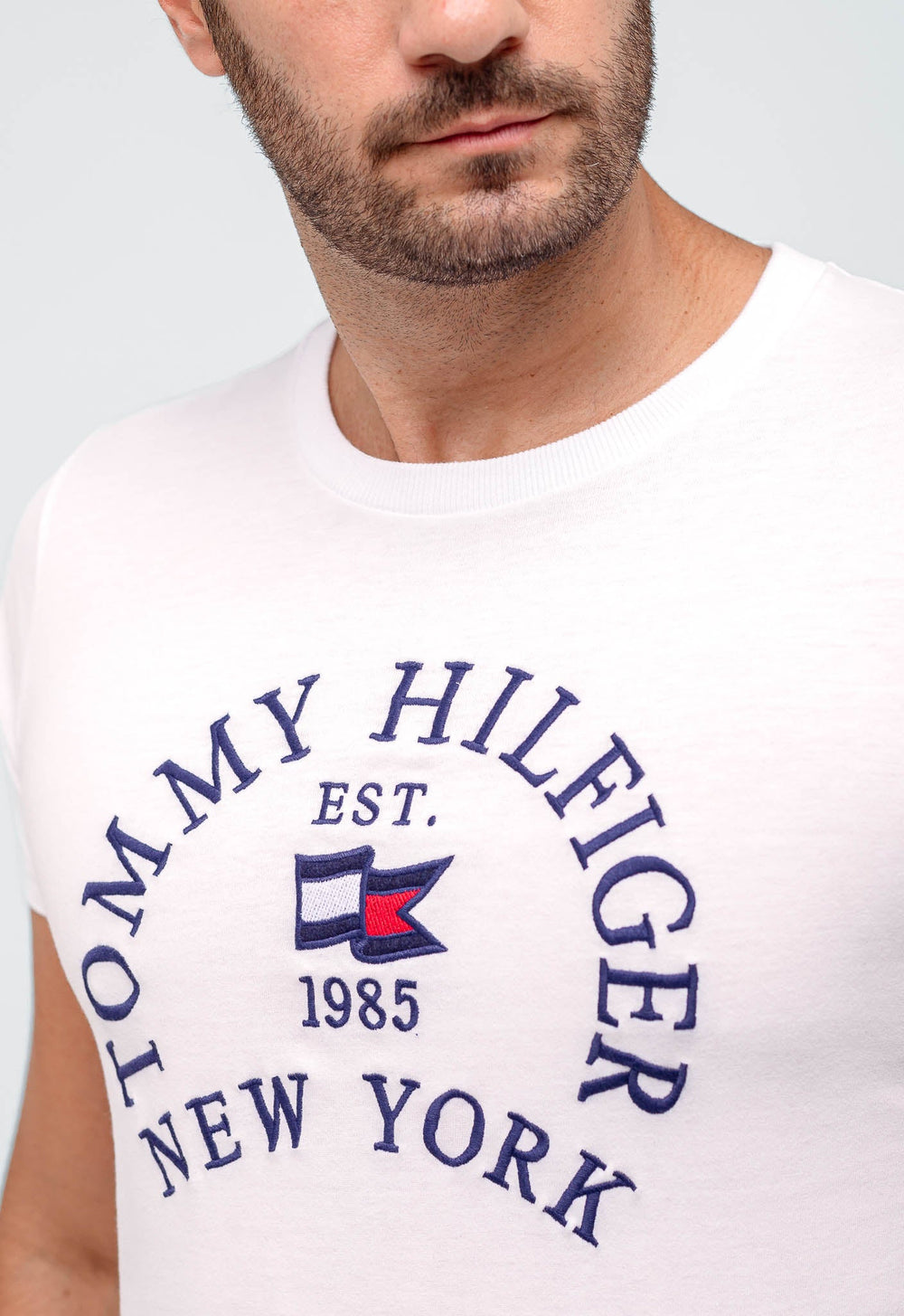 Camiseta Tommy Hilfiger 1985 New York. - Henri Store