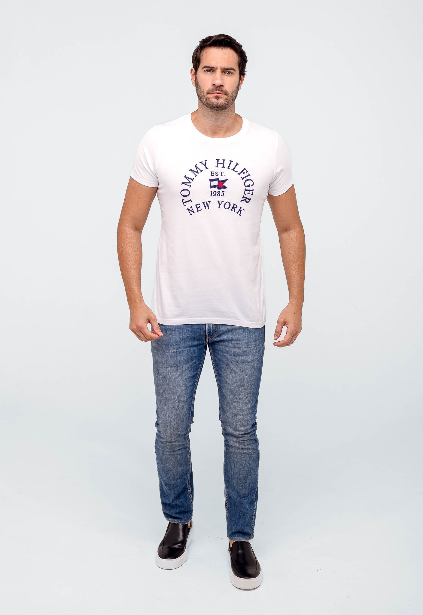 Camiseta Tommy Hilfiger 1985 New York. - Henri Store