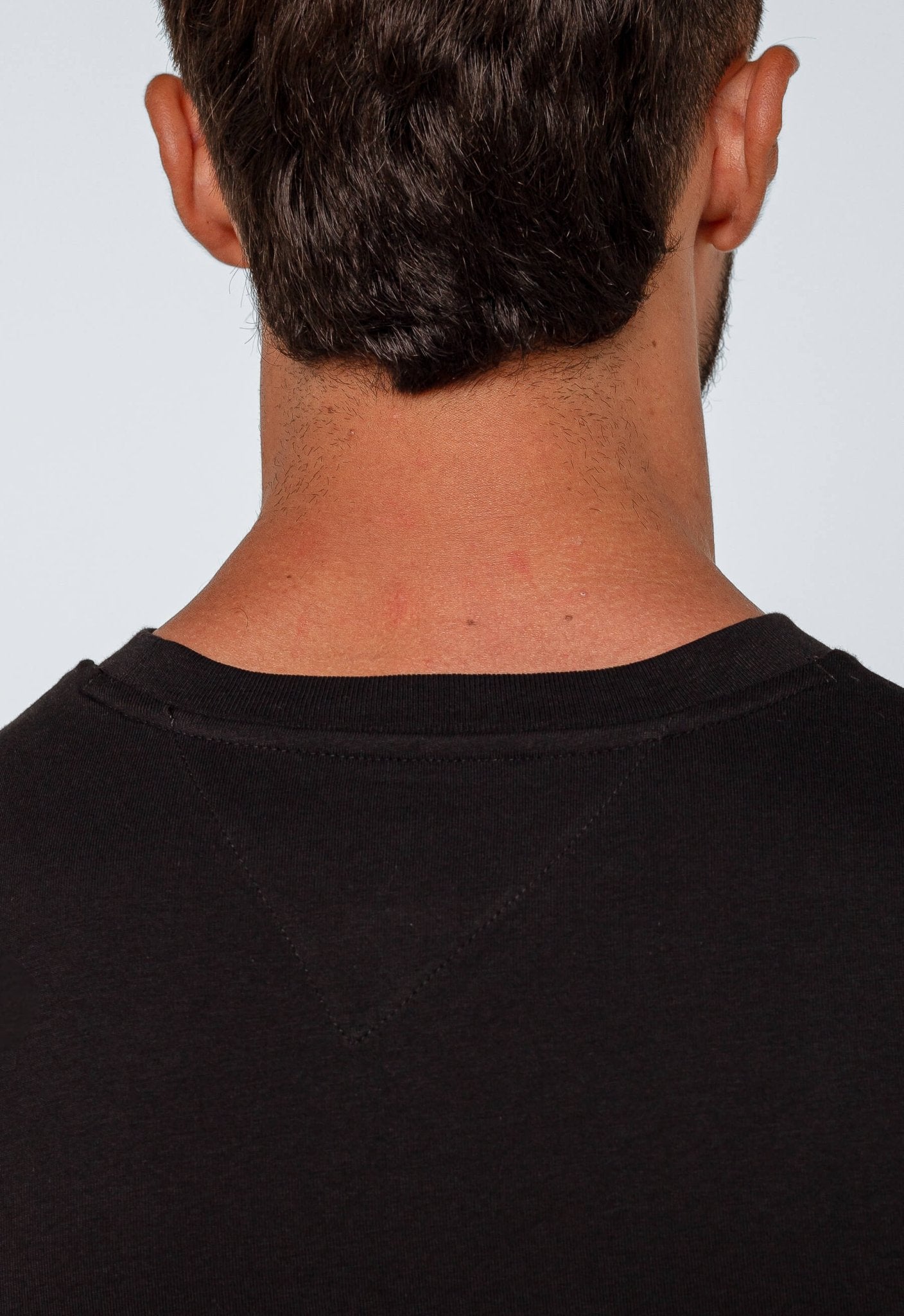 Camiseta Tommy Hilfiger Básica Logo Linear - Henri Store