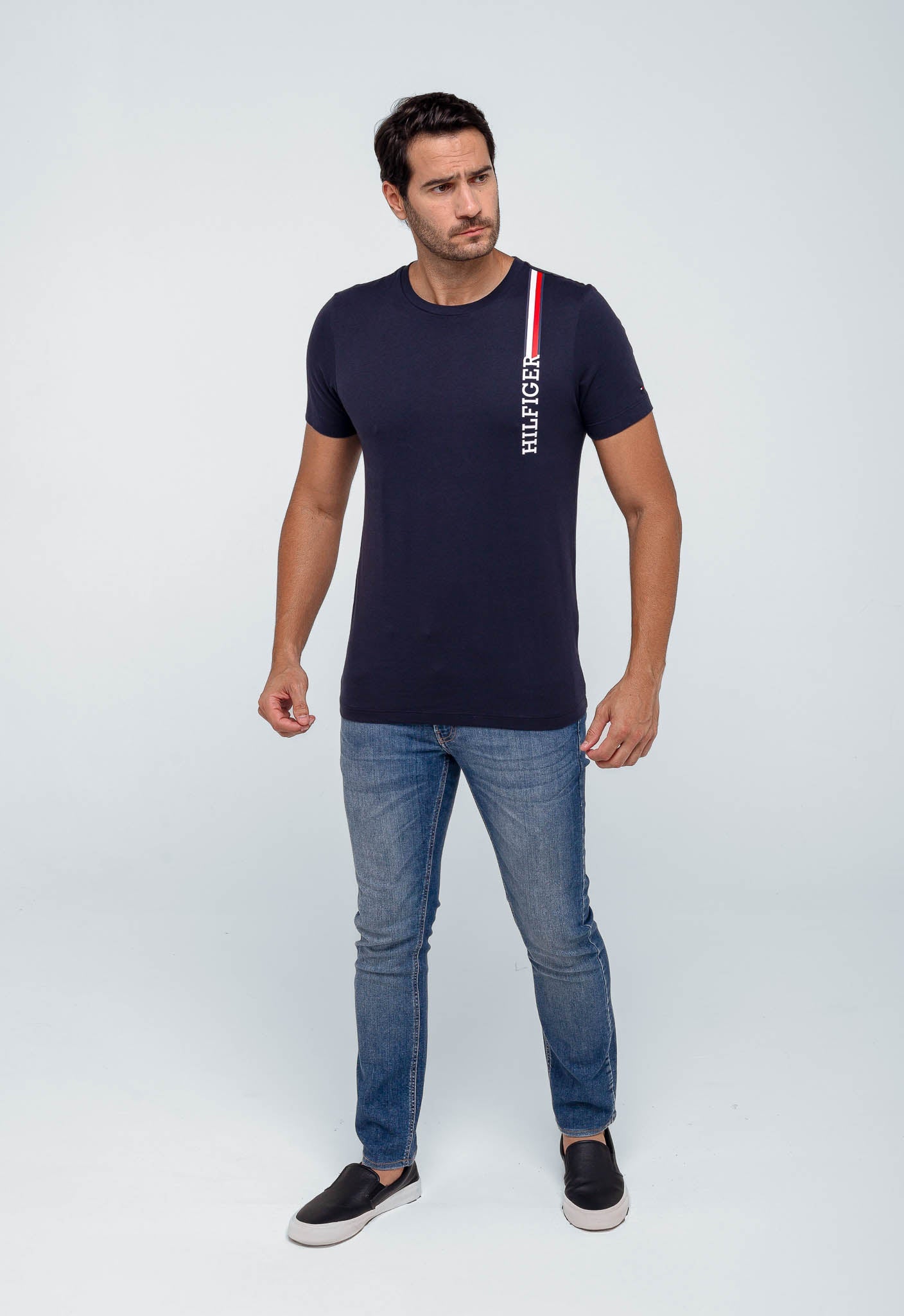 Camiseta Tommy Hilfiger Básica Logo Linear - Henri Store