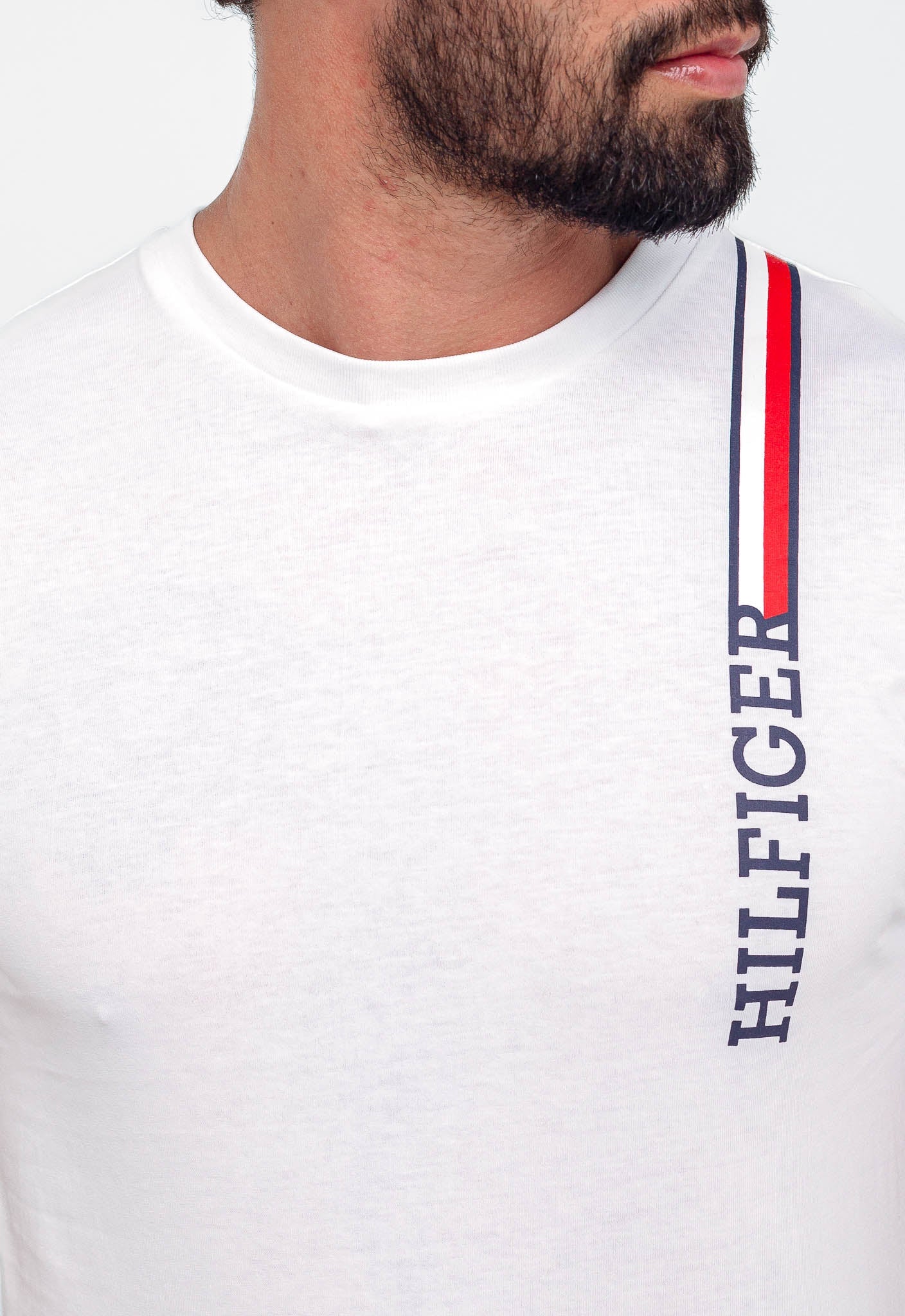 Camiseta Tommy Hilfiger Básica Logo Linear - Henri Store