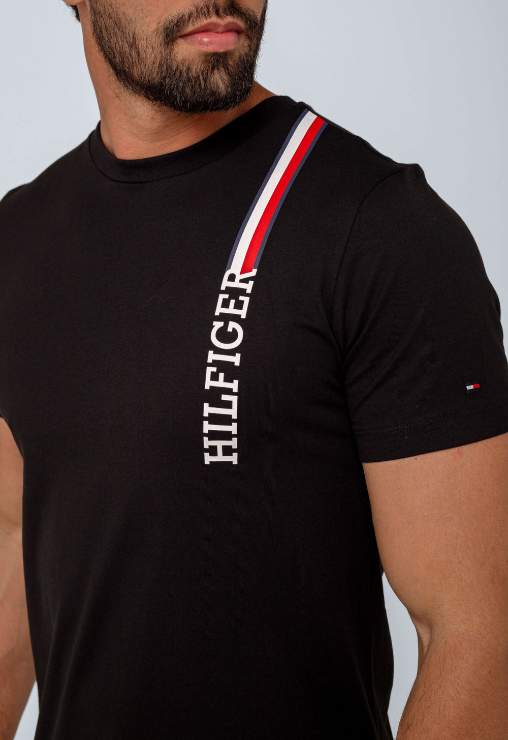 Camiseta Tommy Hilfiger Básica Logo Linear - Henri Store