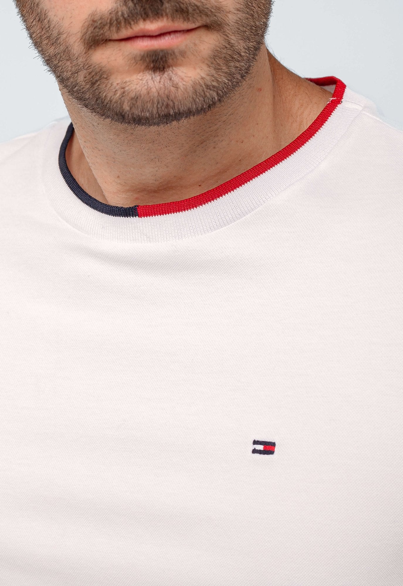 Camiseta Tommy Hilfiger Básica Logo Punho - Henri Store