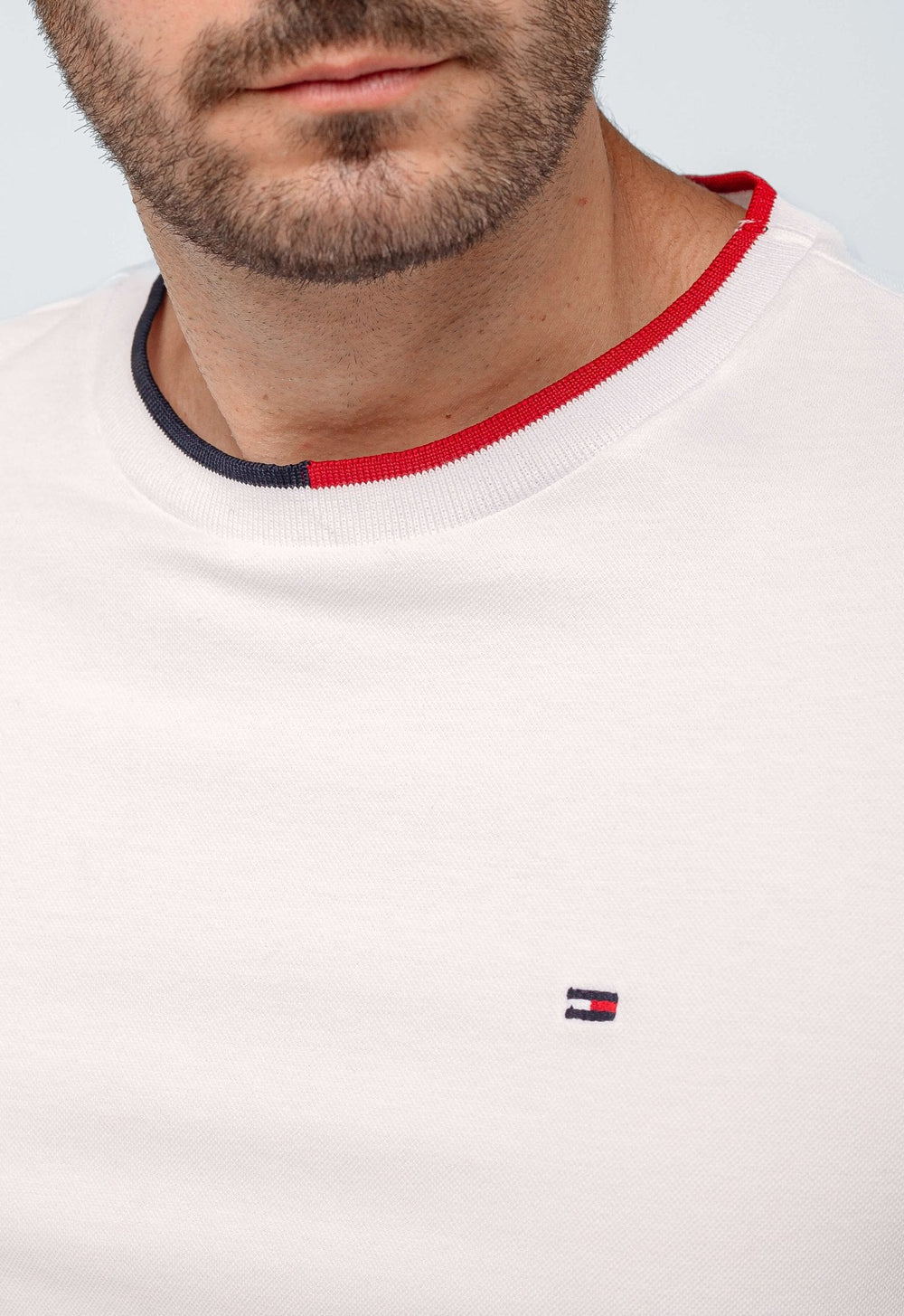 Camiseta Tommy Hilfiger Básica Logo Punho - Henri Store