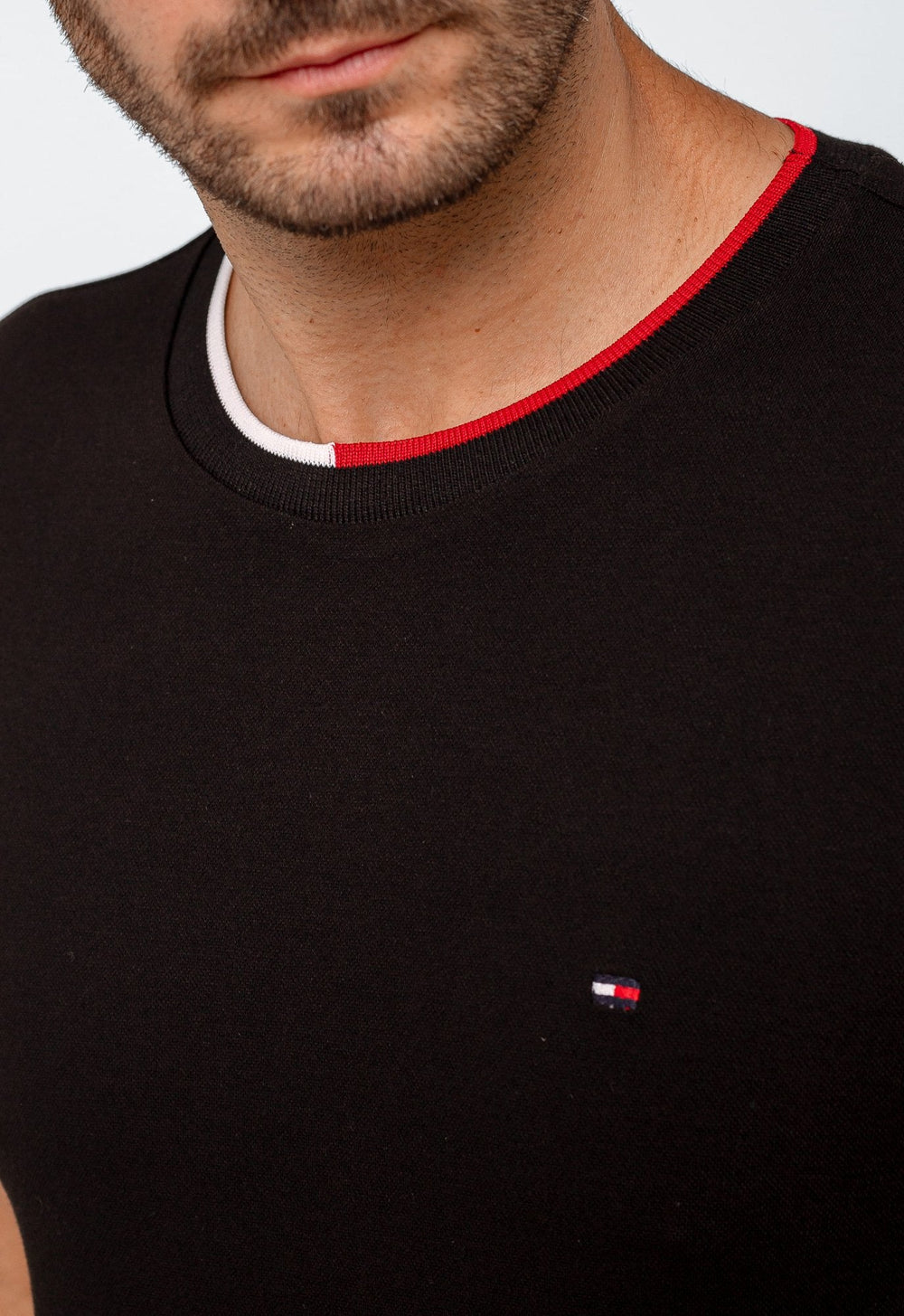 Camiseta Tommy Hilfiger Básica Logo Punho - Henri Store