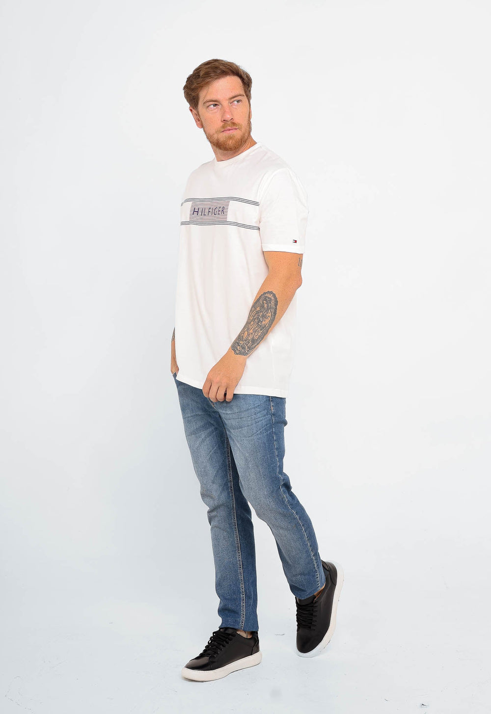 Camiseta Tommy Hilfiger Brand Love - Henri Store