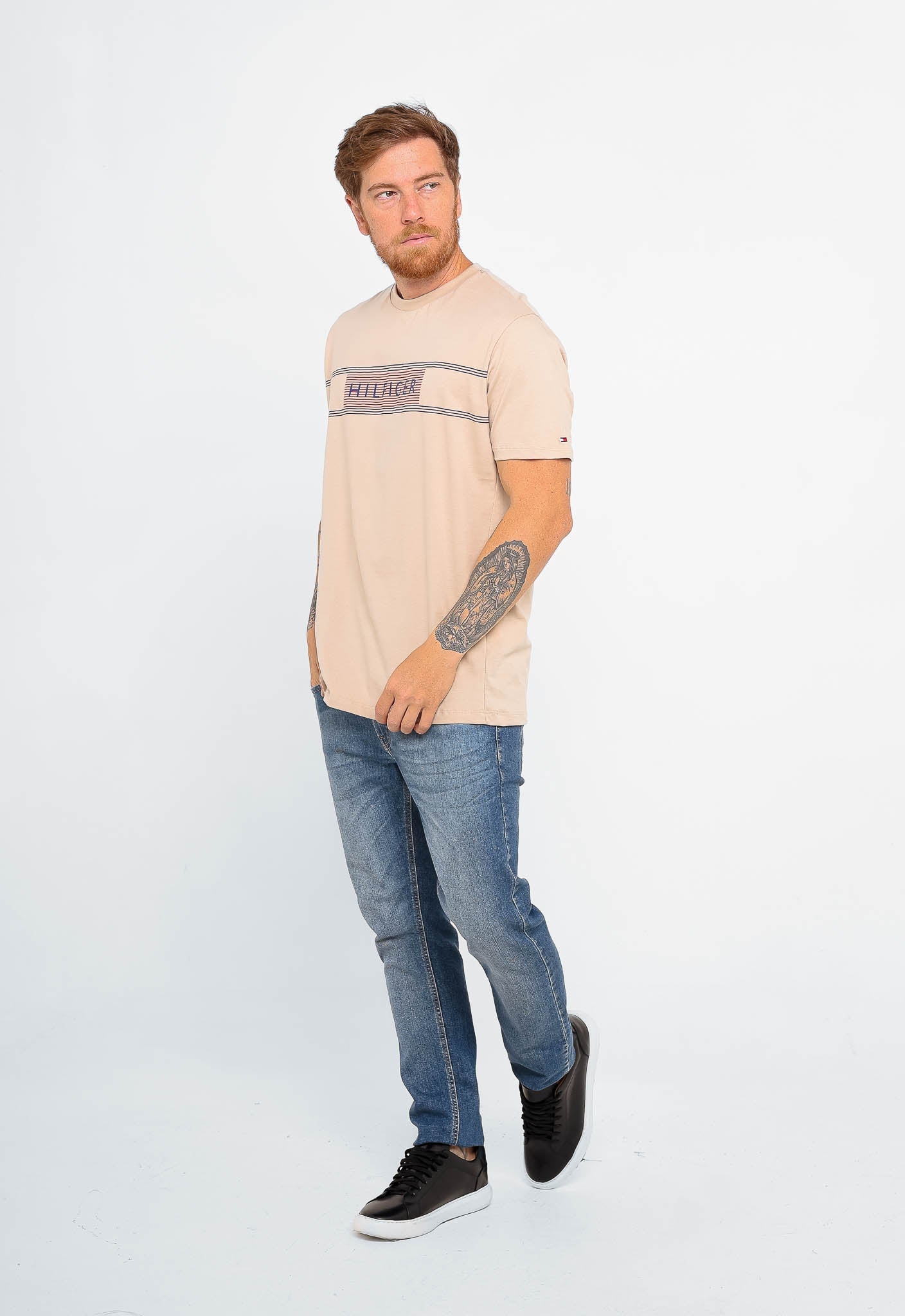 Camiseta Tommy Hilfiger Brand Love - Henri Store