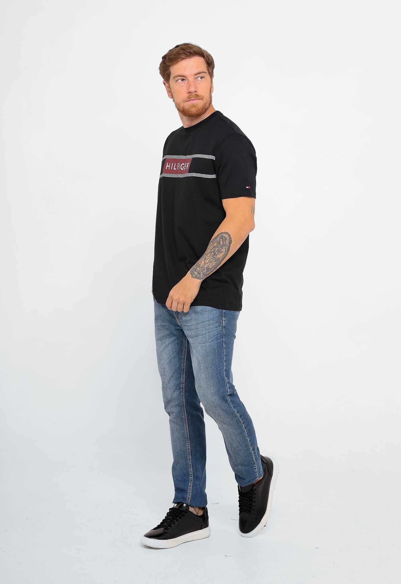Camiseta Tommy Hilfiger Brand Love - Henri Store
