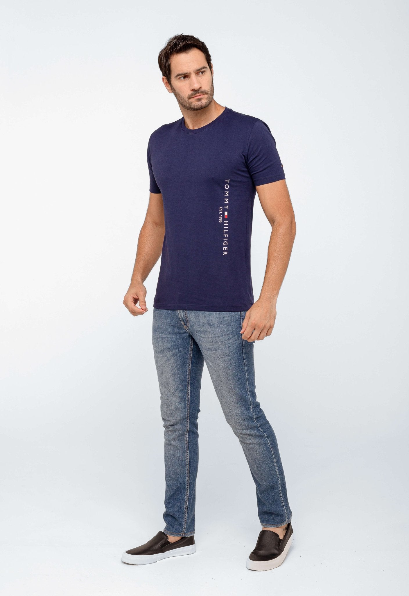 Camiseta Tommy Hilfiger Escrita Lateral - Live - Henri Store