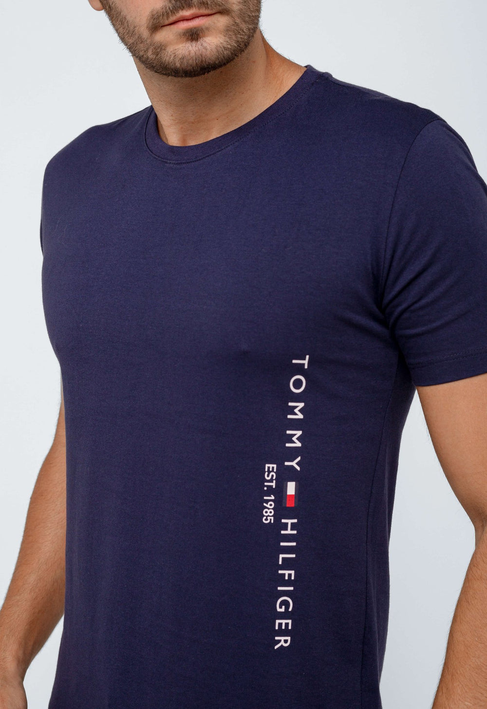 Camiseta Tommy Hilfiger Escrita Lateral - Live - Henri Store
