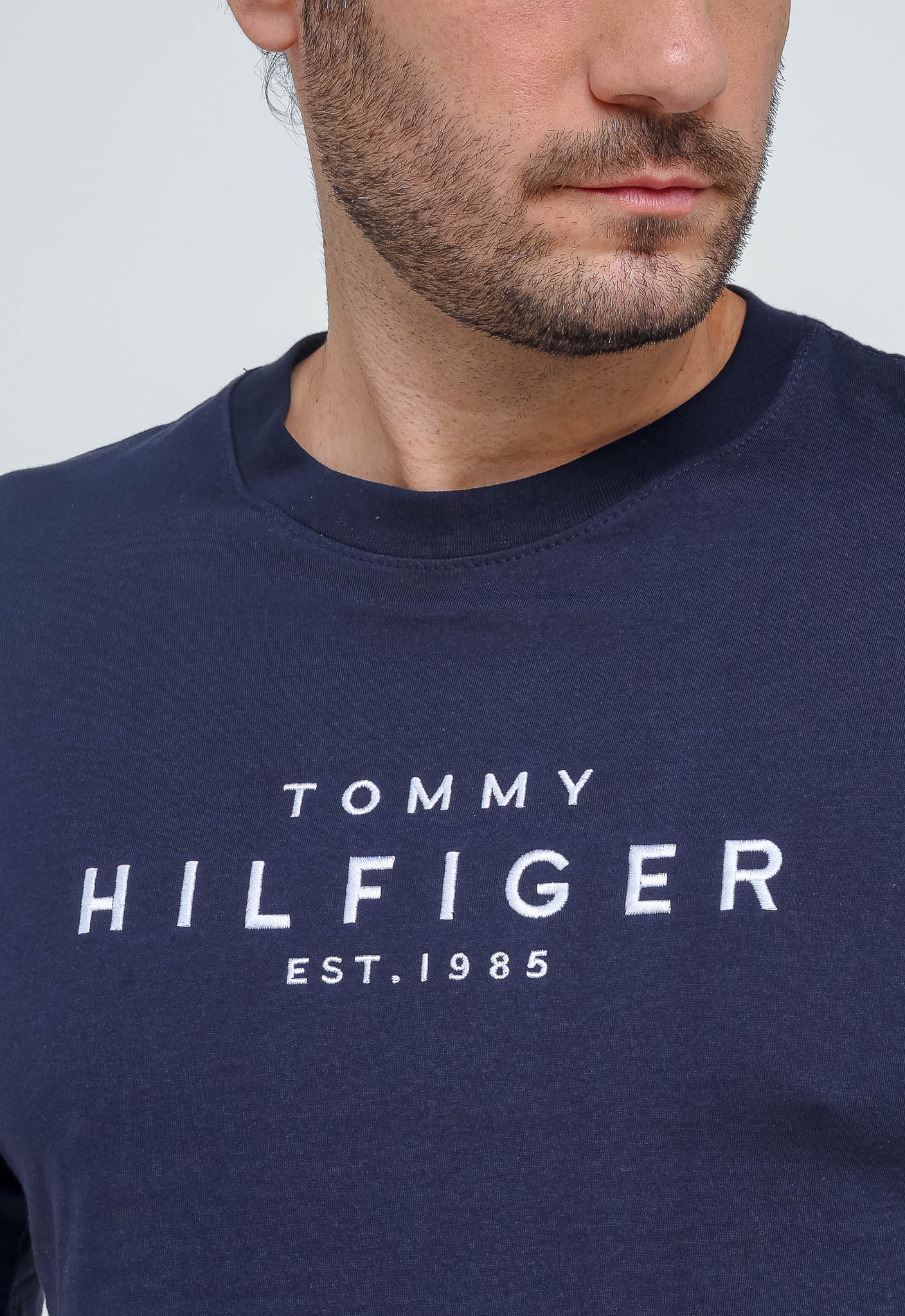 Camiseta Tommy Hilfiger Est.1985 Logo Central - Henri Store