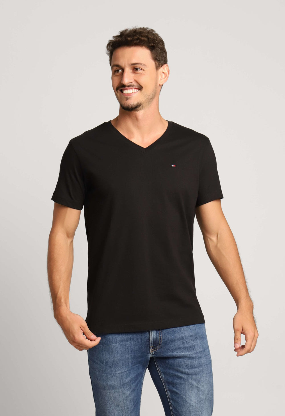 Camiseta Tommy Hilfiger Gola V Preto - Henri Store