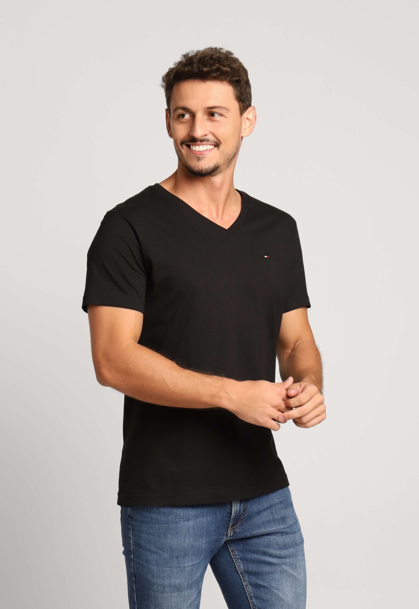 Camiseta Tommy Hilfiger Gola V Preto - Henri Store