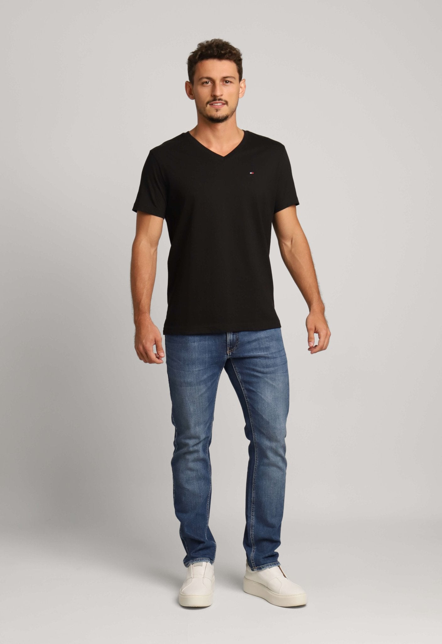 Camiseta Tommy Hilfiger Gola V Preto - Henri Store