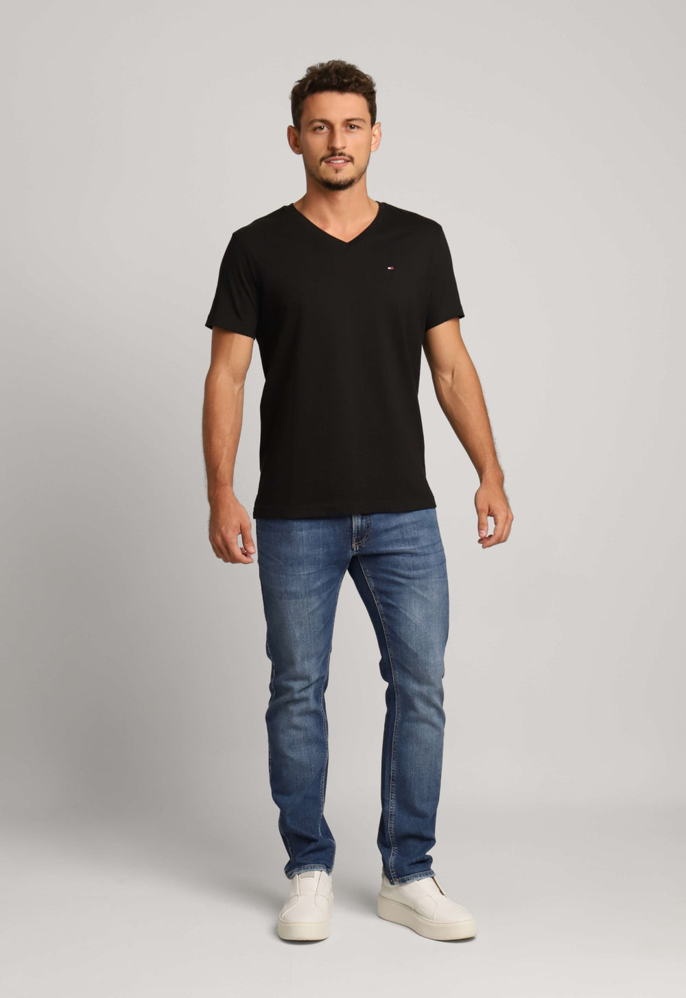 Camiseta Tommy Hilfiger Gola V Preto - Henri Store