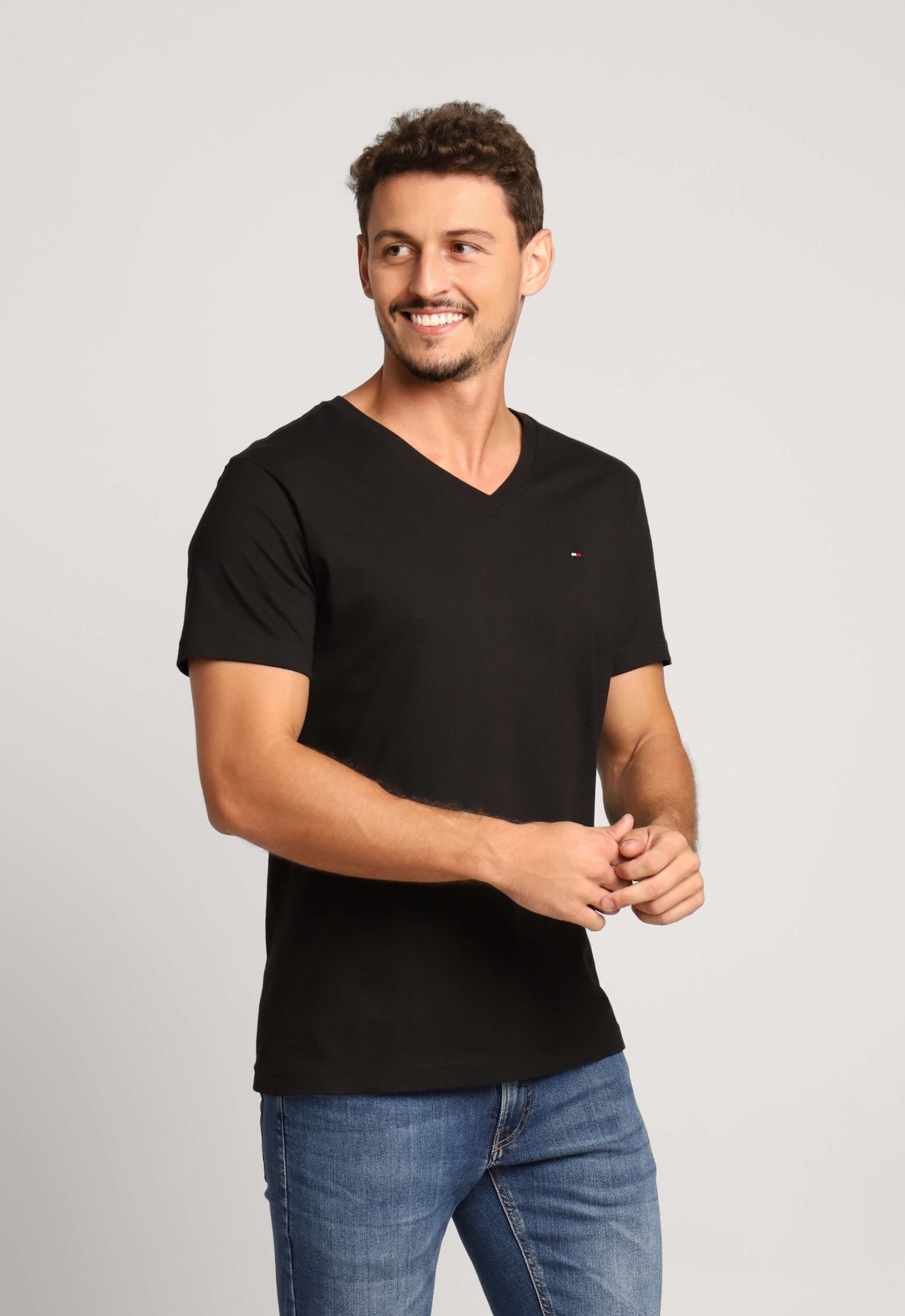 Camiseta Tommy Hilfiger Gola V Preto - Henri Store