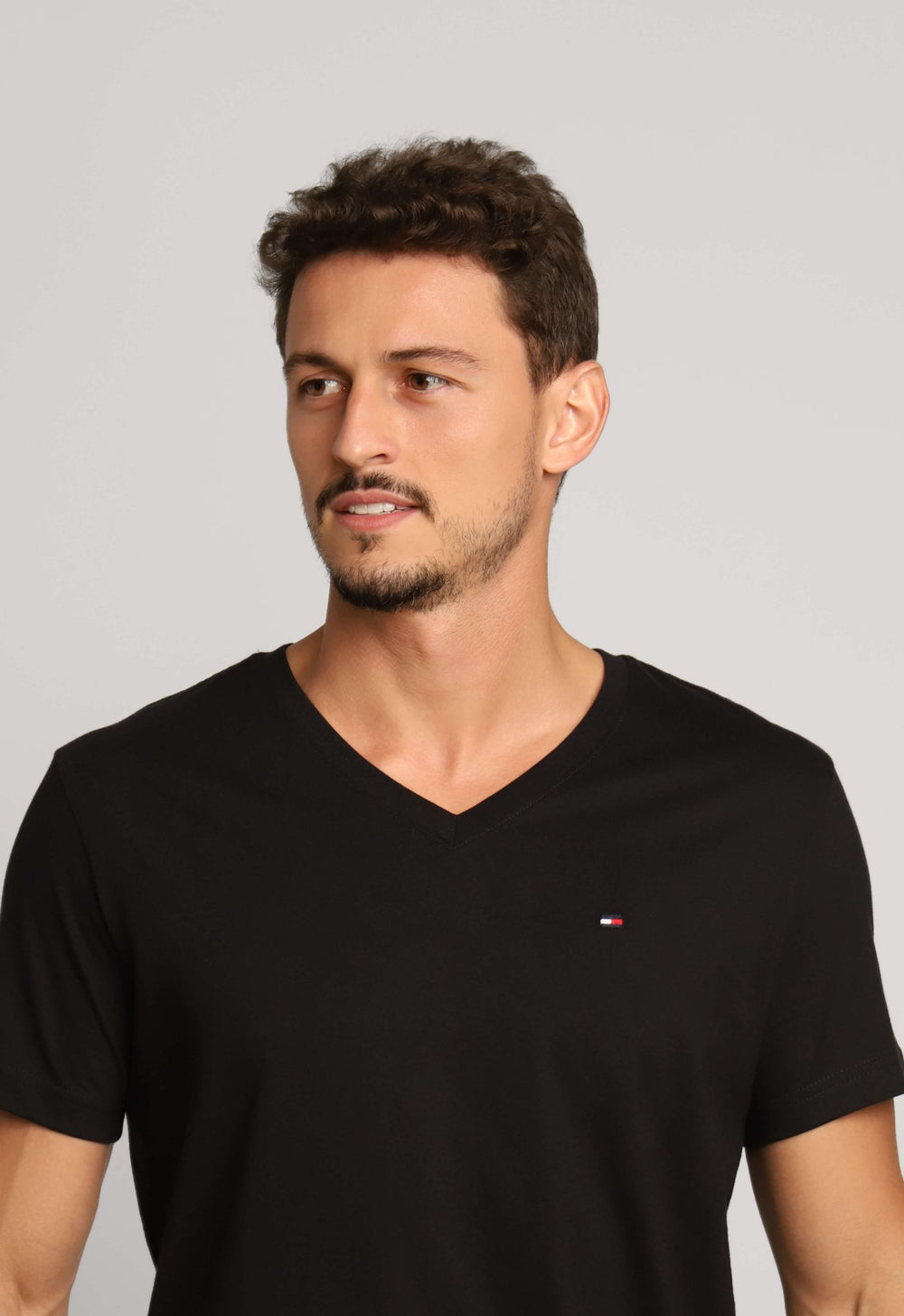Camiseta Tommy Hilfiger Gola V Preto - Henri Store