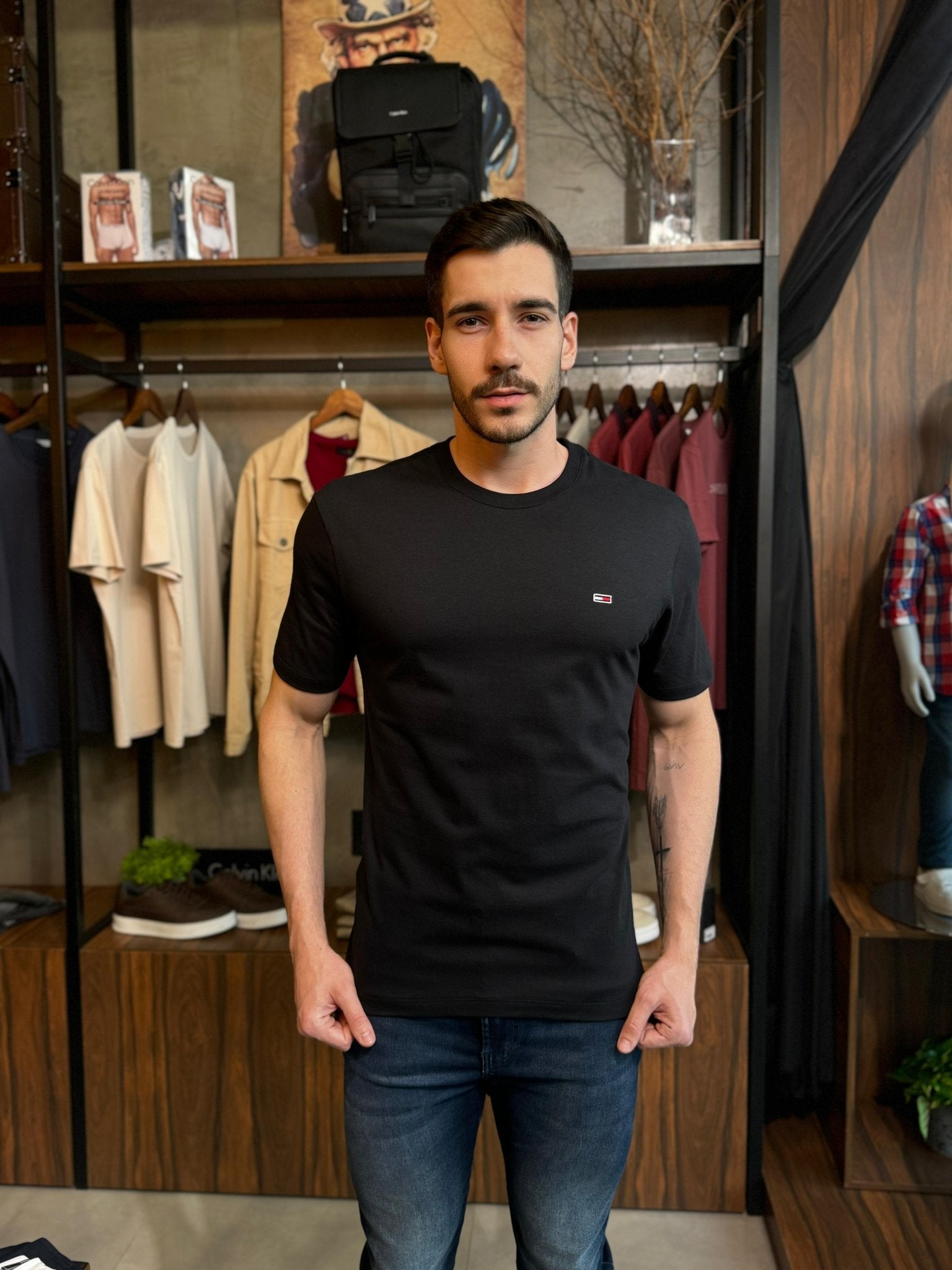 Camiseta Tommy Hilfiger Jeans Básica Logo Peito - LIVE - Henri Store