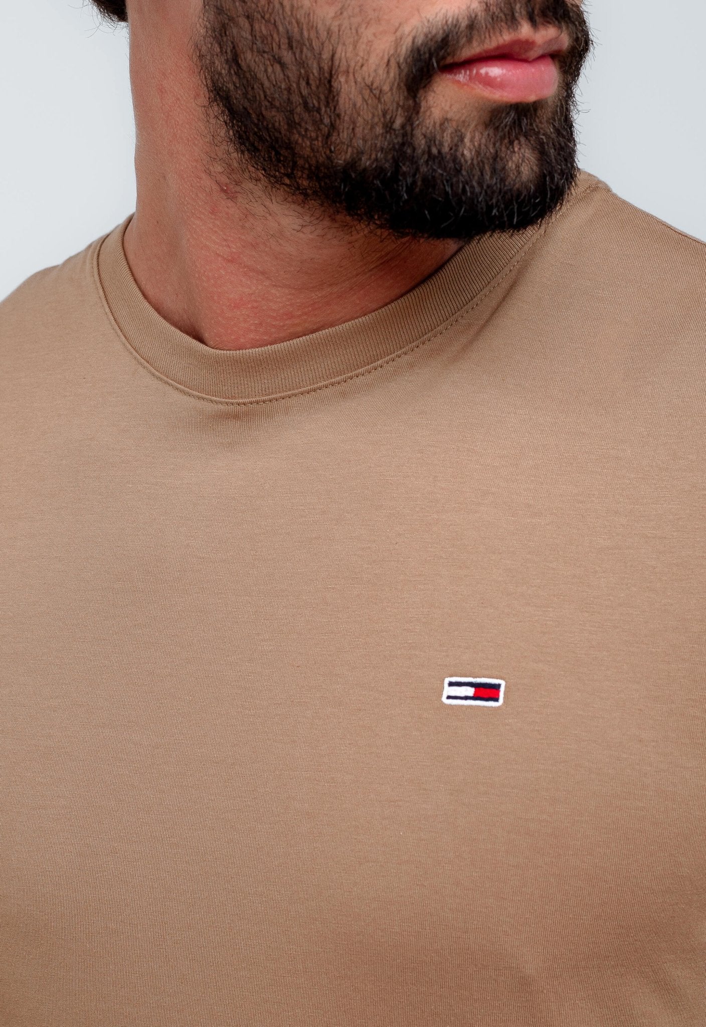 Camiseta Tommy Hilfiger Jeans Básica Logo Peito - LIVE - Henri Store