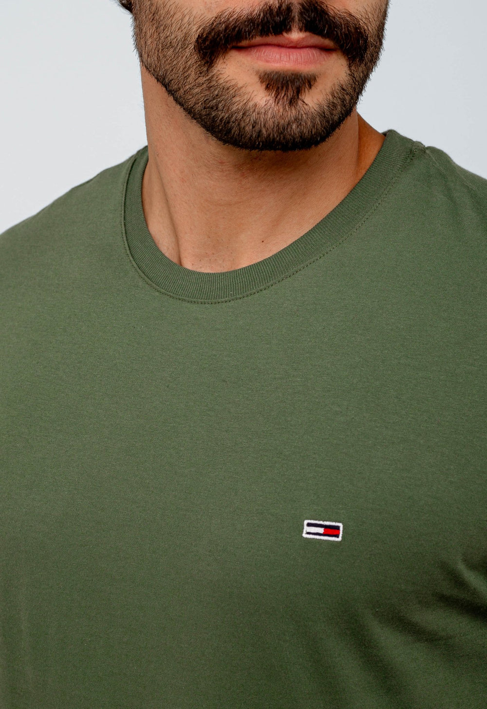 Camiseta Tommy Hilfiger Jeans Básica Logo Peito - LIVE - Henri Store