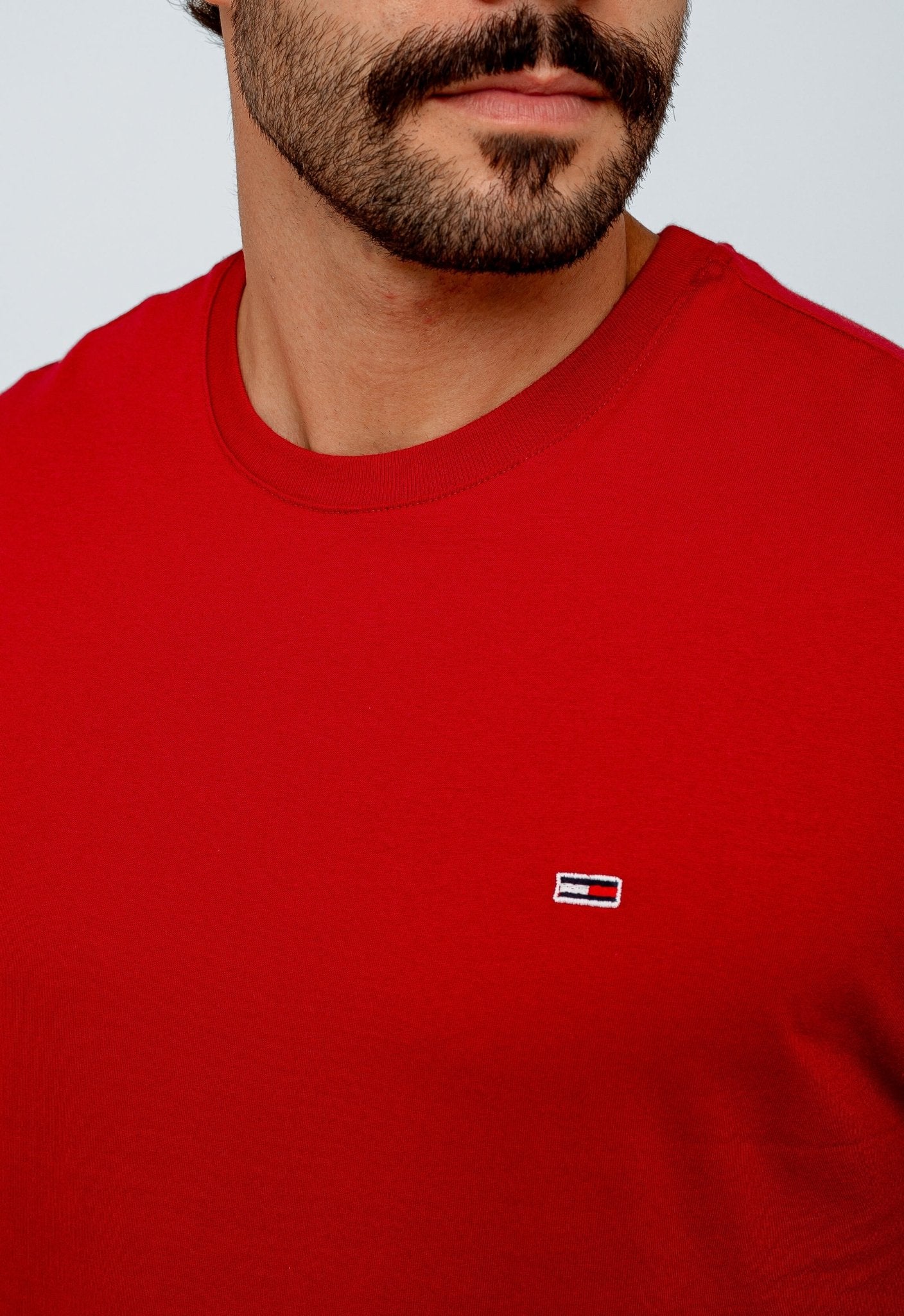 Camiseta Tommy Hilfiger Jeans Básica Logo Peito - LIVE - Henri Store